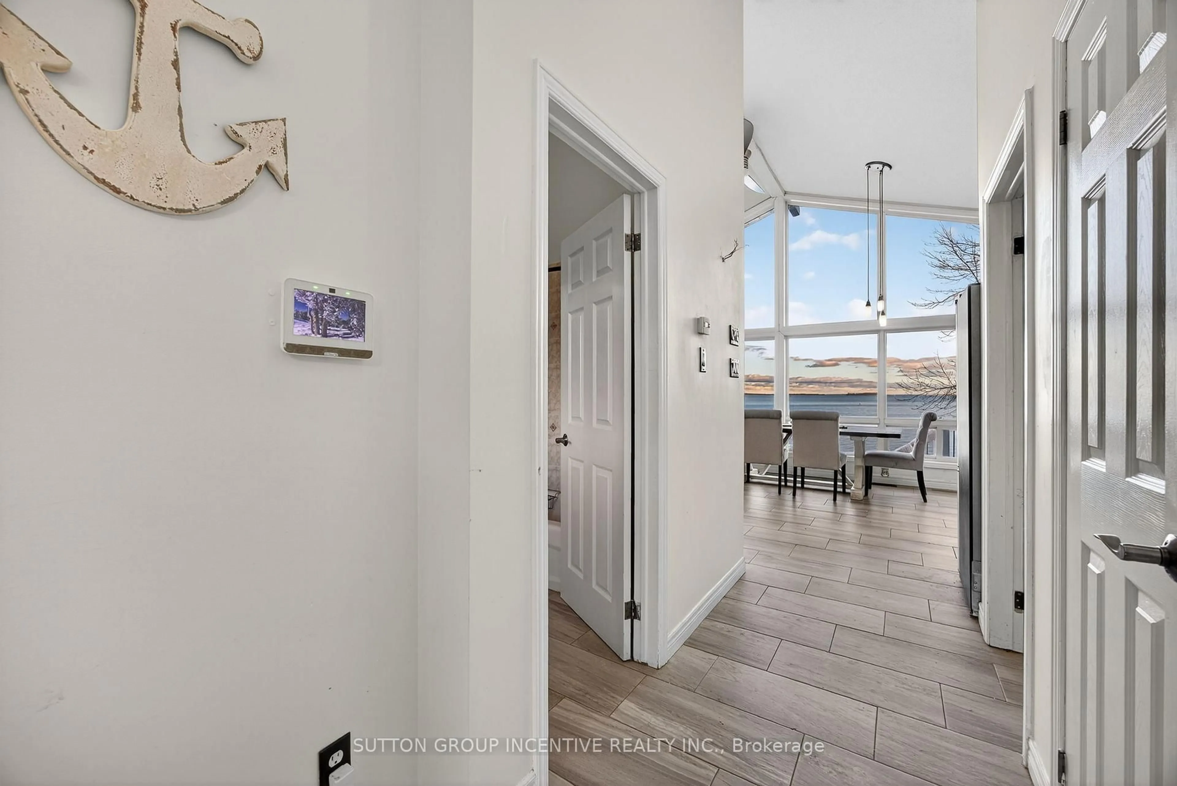 Indoor entryway for 211 Moon Point Dr, Oro-Medonte Ontario L3V 6H1