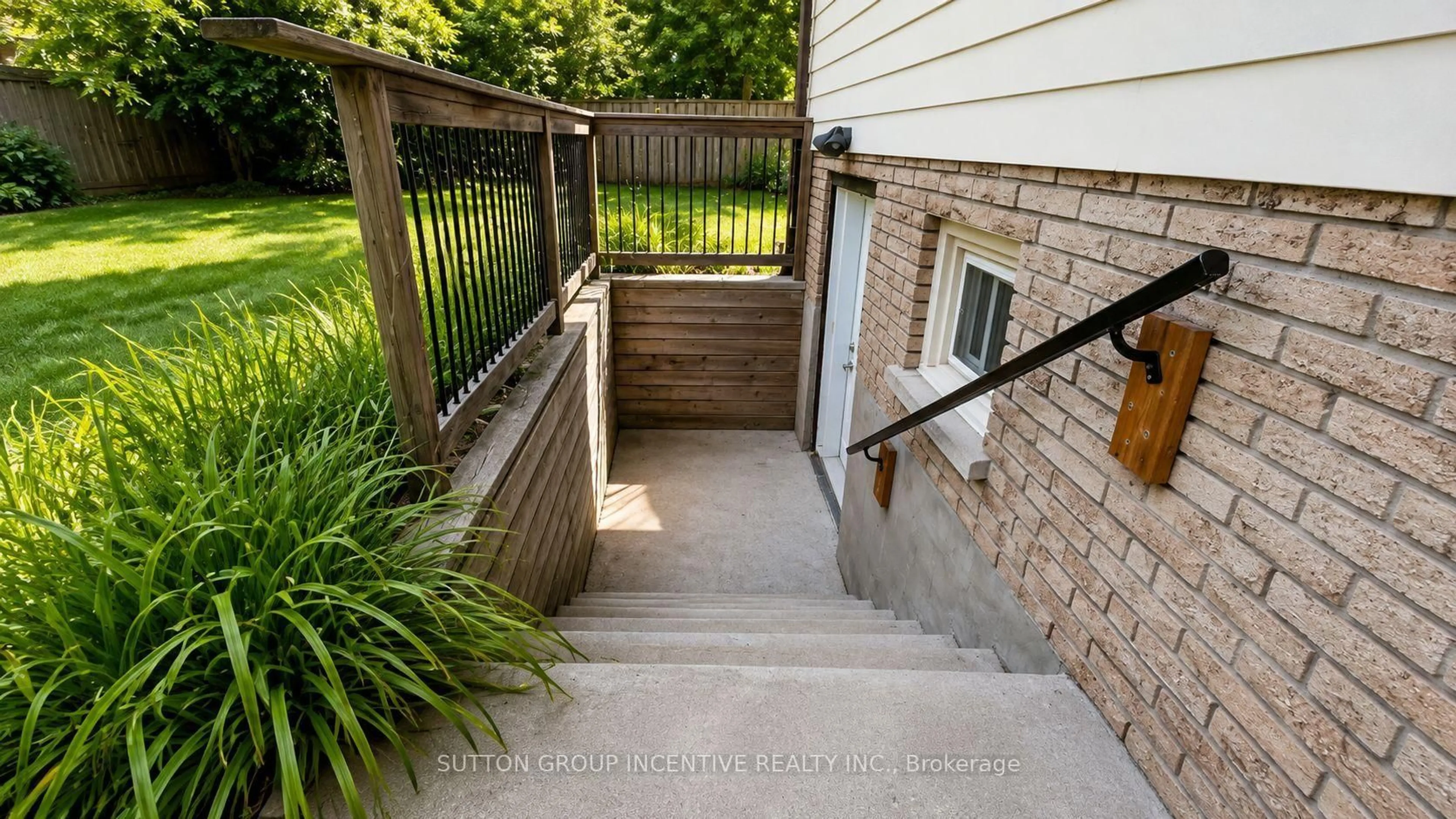 Patio, street for 35 Davies Cres, Barrie Ontario L4M 2M4