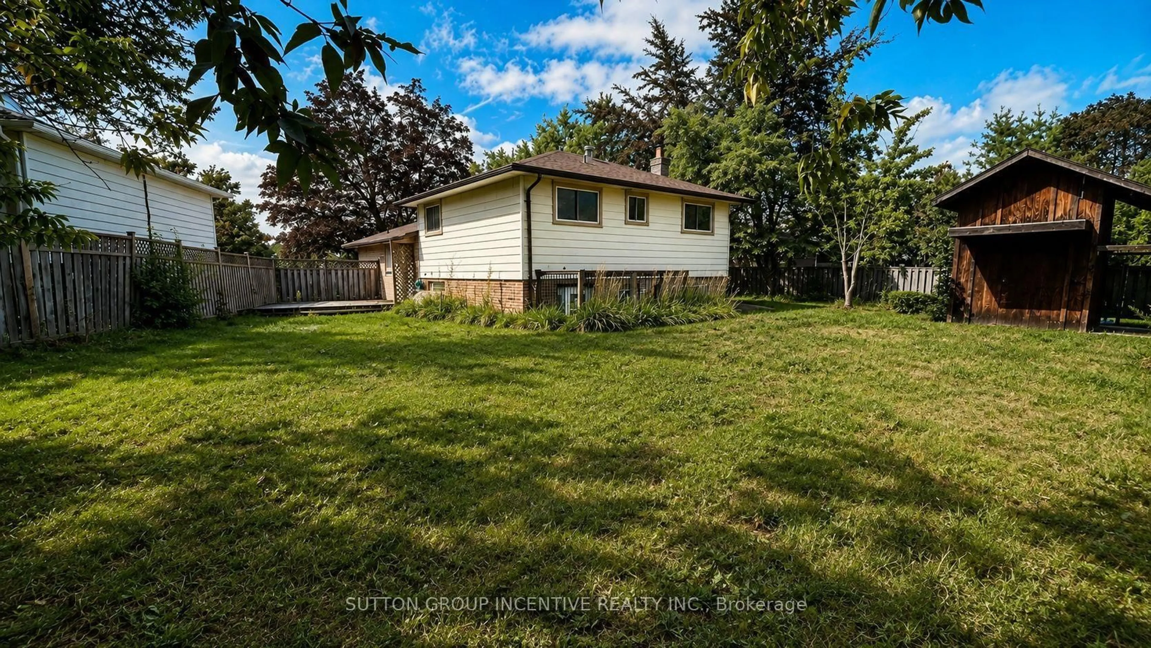 A pic from outside/outdoor area/front of a property/back of a property/a pic from drone, street for 35 Davies Cres, Barrie Ontario L4M 2M4