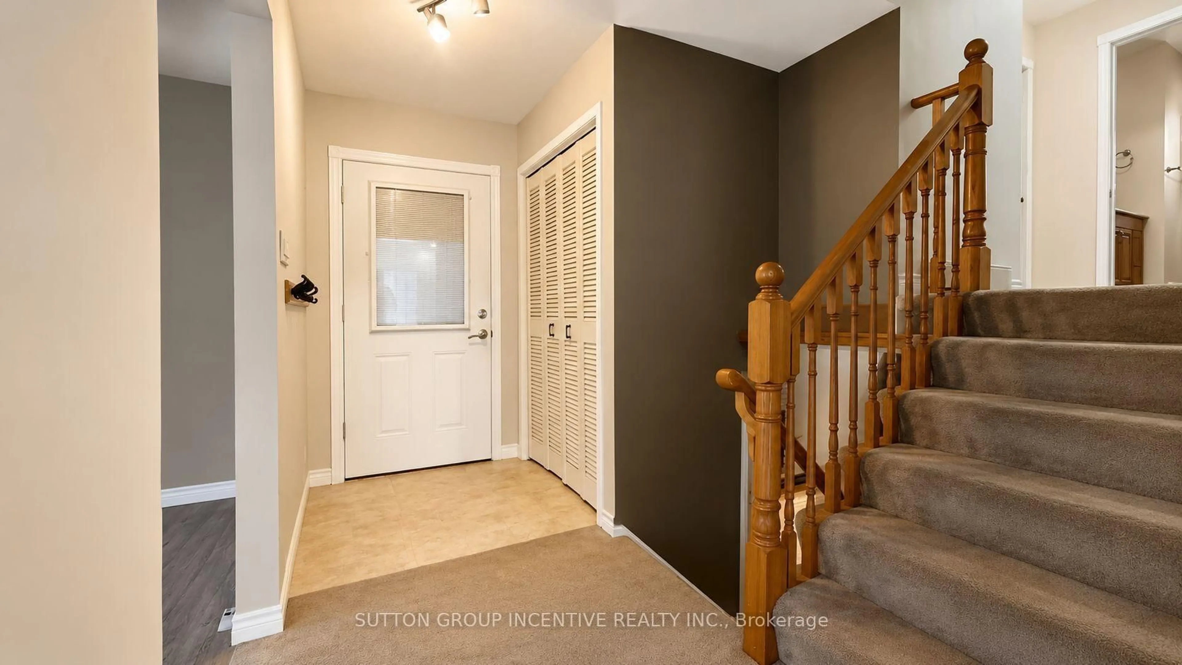 Indoor entryway for 35 Davies Cres, Barrie Ontario L4M 2M4