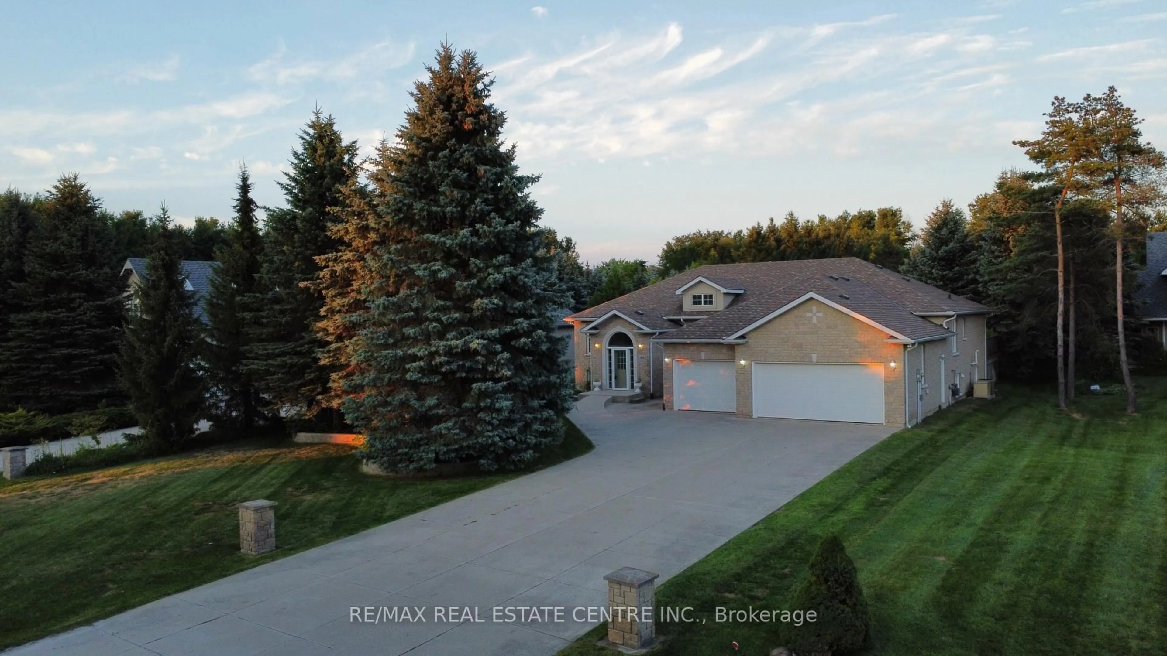 A pic from outside/outdoor area/front of a property/back of a property/a pic from drone, water/lake/river/ocean view for 1603 WEDGEWOOD Dr, Wasaga Beach Ontario L9Z 1R8
