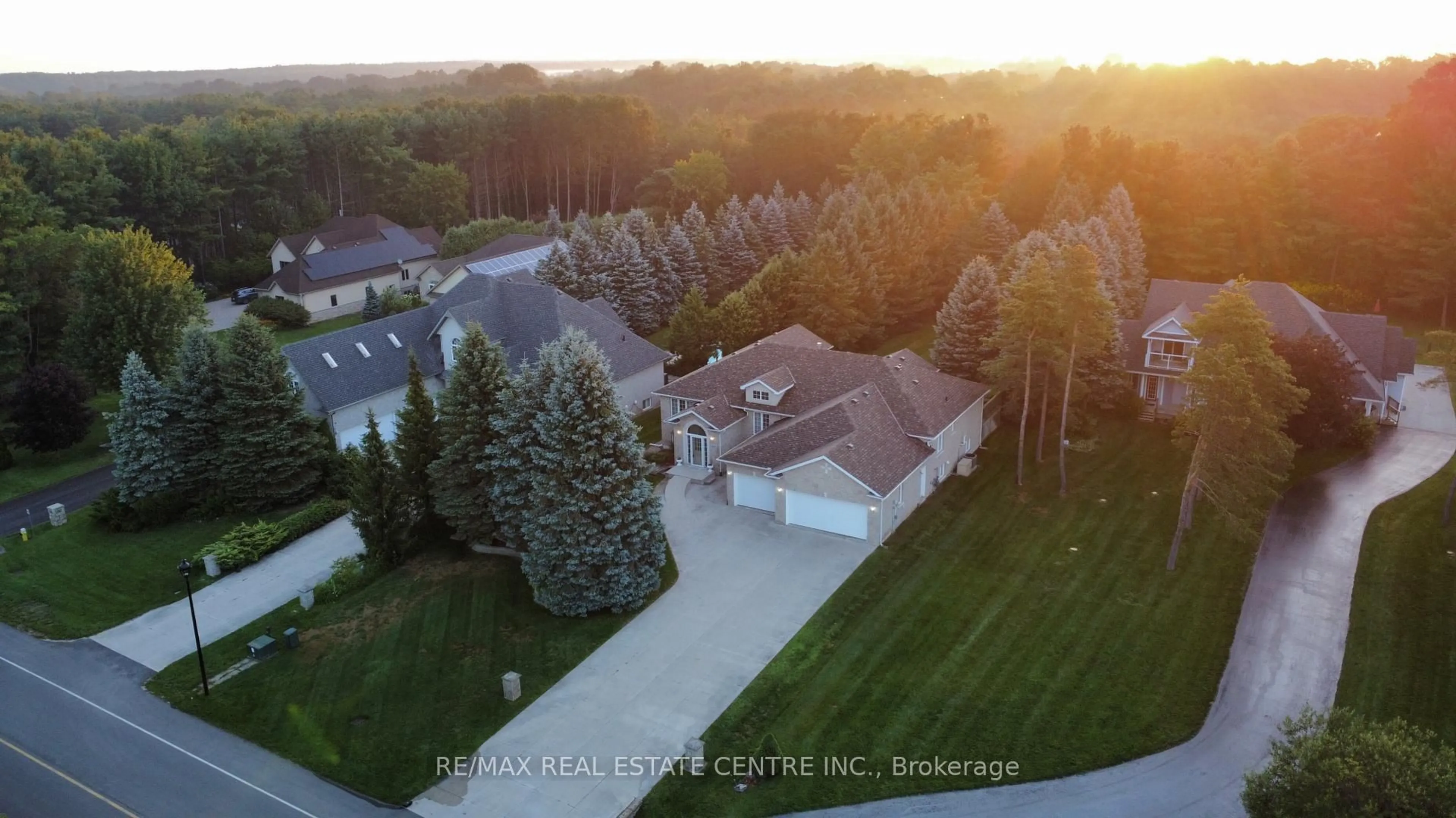 A pic from outside/outdoor area/front of a property/back of a property/a pic from drone, unknown for 1603 WEDGEWOOD Dr, Wasaga Beach Ontario L9Z 1R8