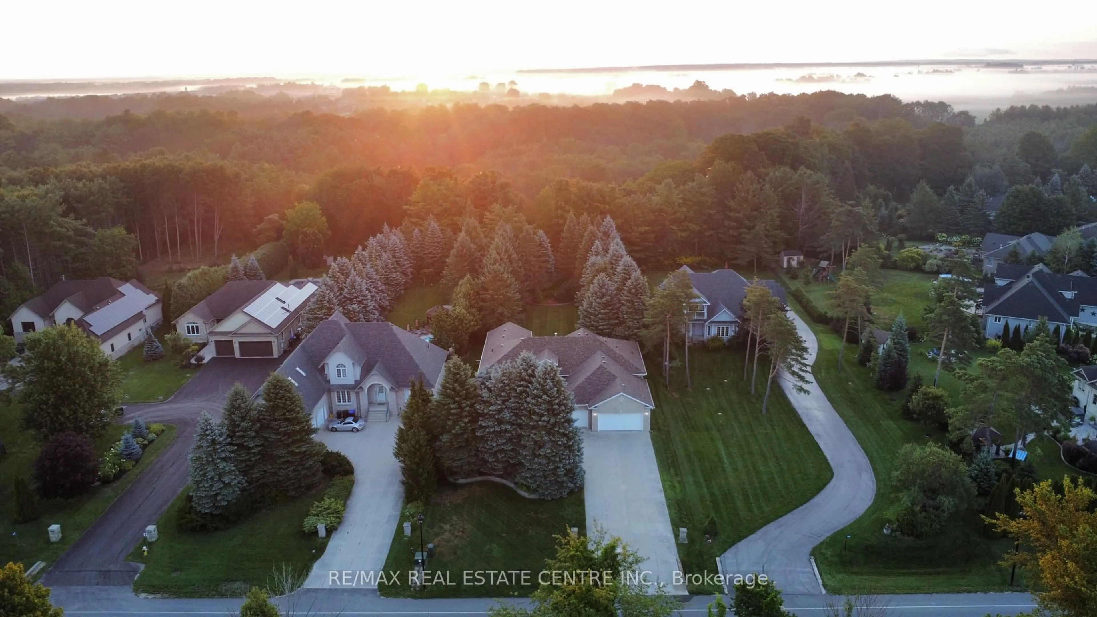 A pic from outside/outdoor area/front of a property/back of a property/a pic from drone, unknown for 1603 WEDGEWOOD Dr, Wasaga Beach Ontario L9Z 1R8
