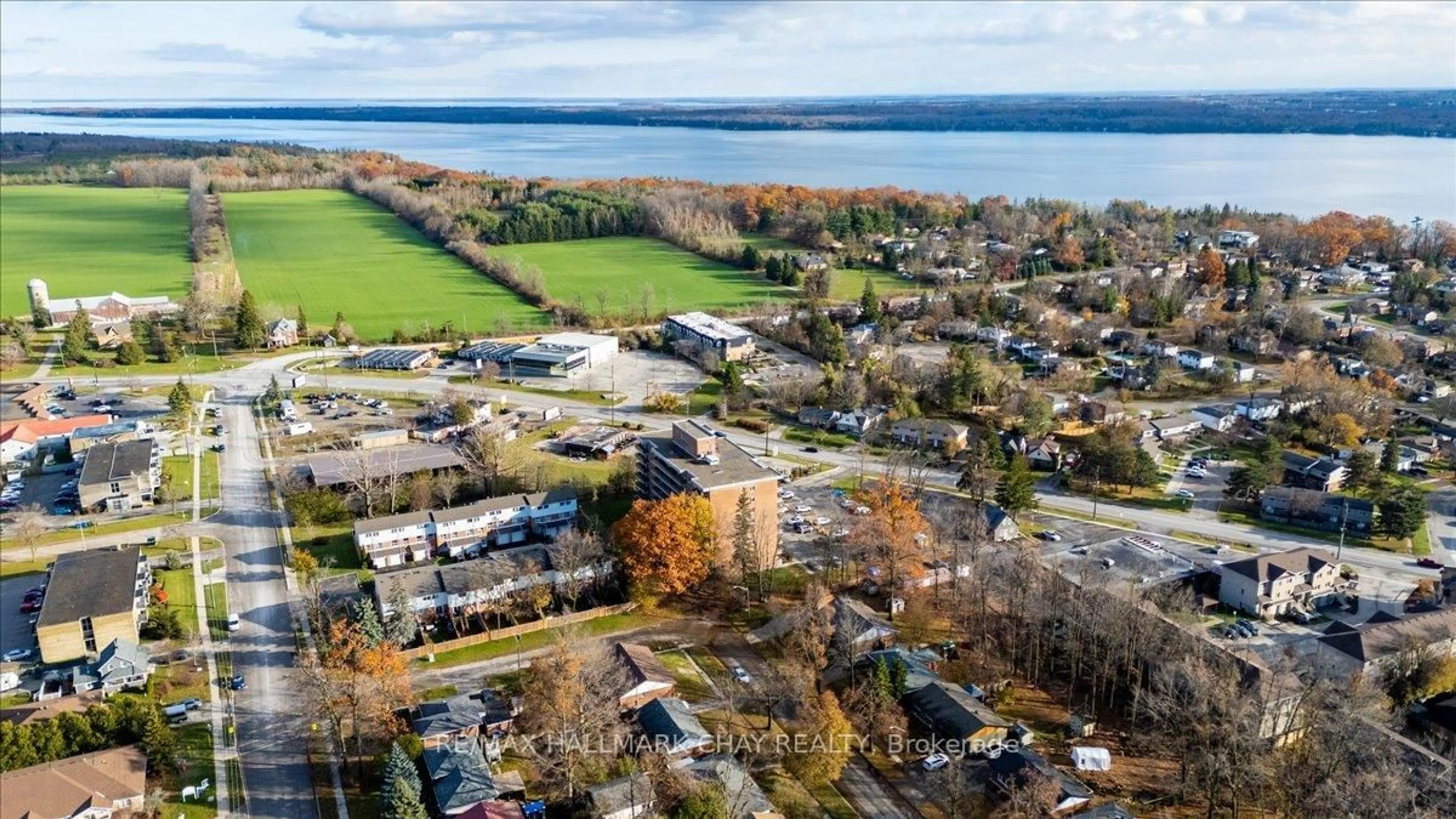 A pic from outside/outdoor area/front of a property/back of a property/a pic from drone, water/lake/river/ocean view for 414 Blake St #706, Barrie Ontario L4M 5J7