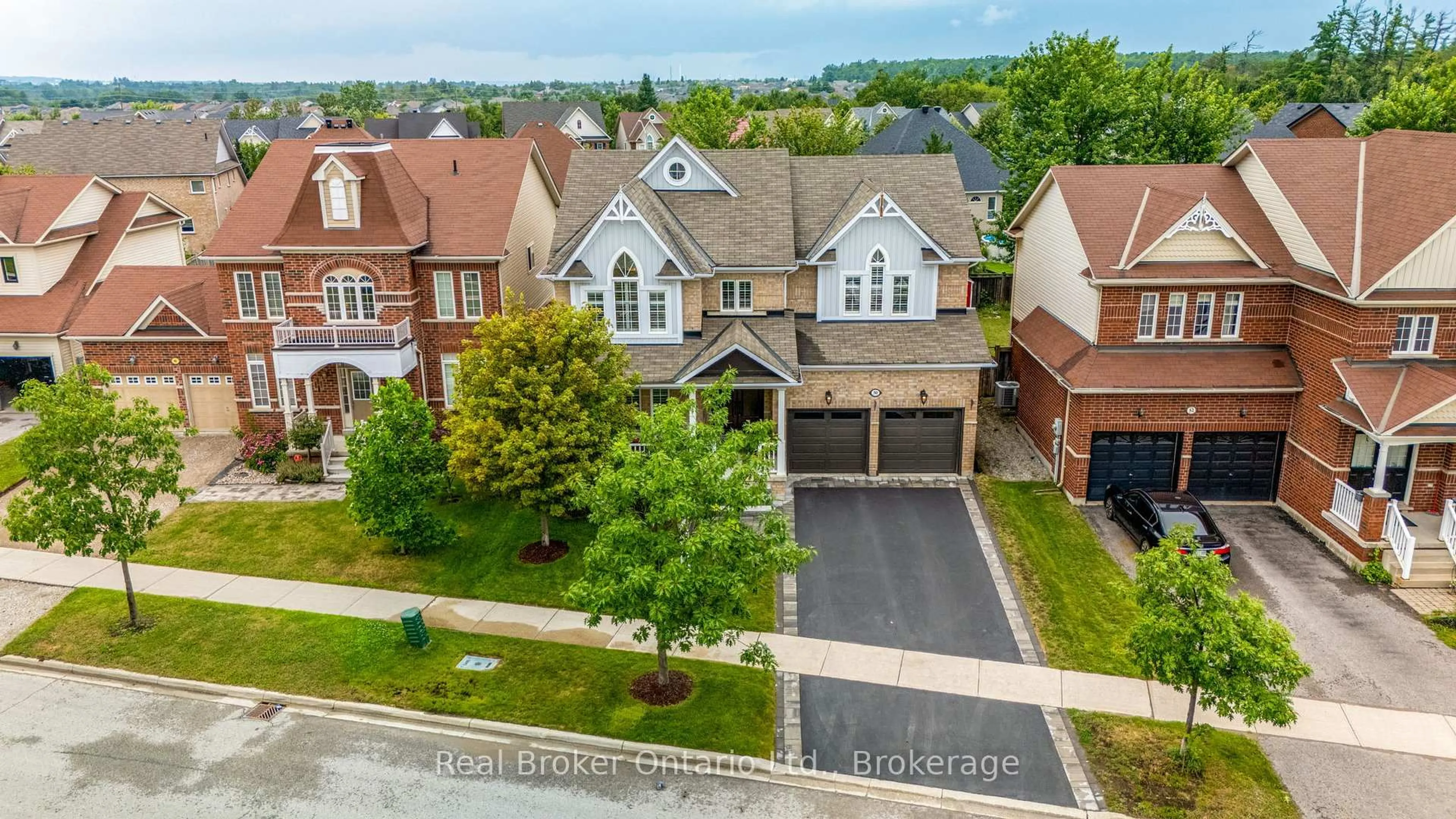A pic from outside/outdoor area/front of a property/back of a property/a pic from drone, street for 50 The Queensway, Barrie Ontario L4M 7J3