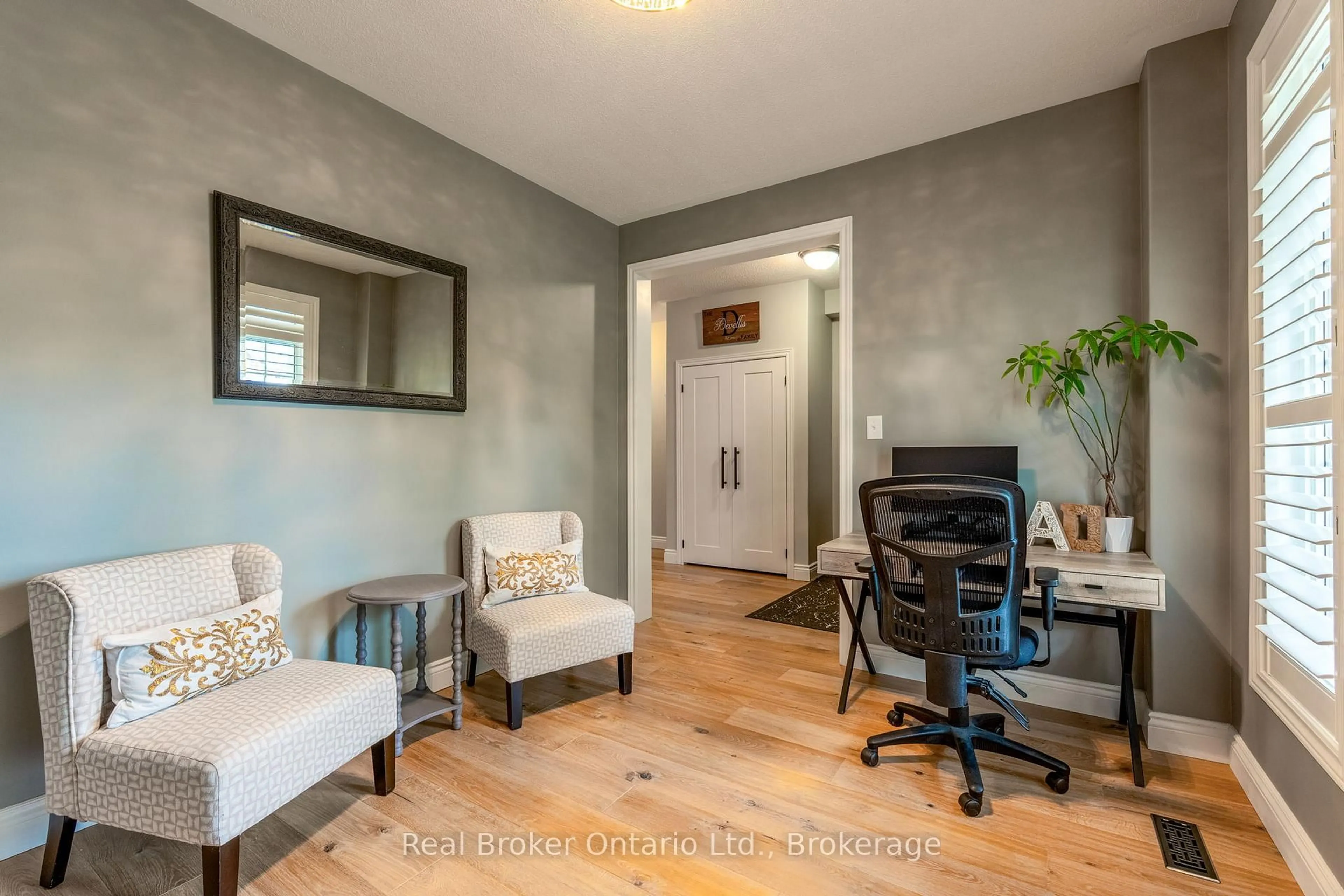 Unknown for 50 The Queensway, Barrie Ontario L4M 7J3