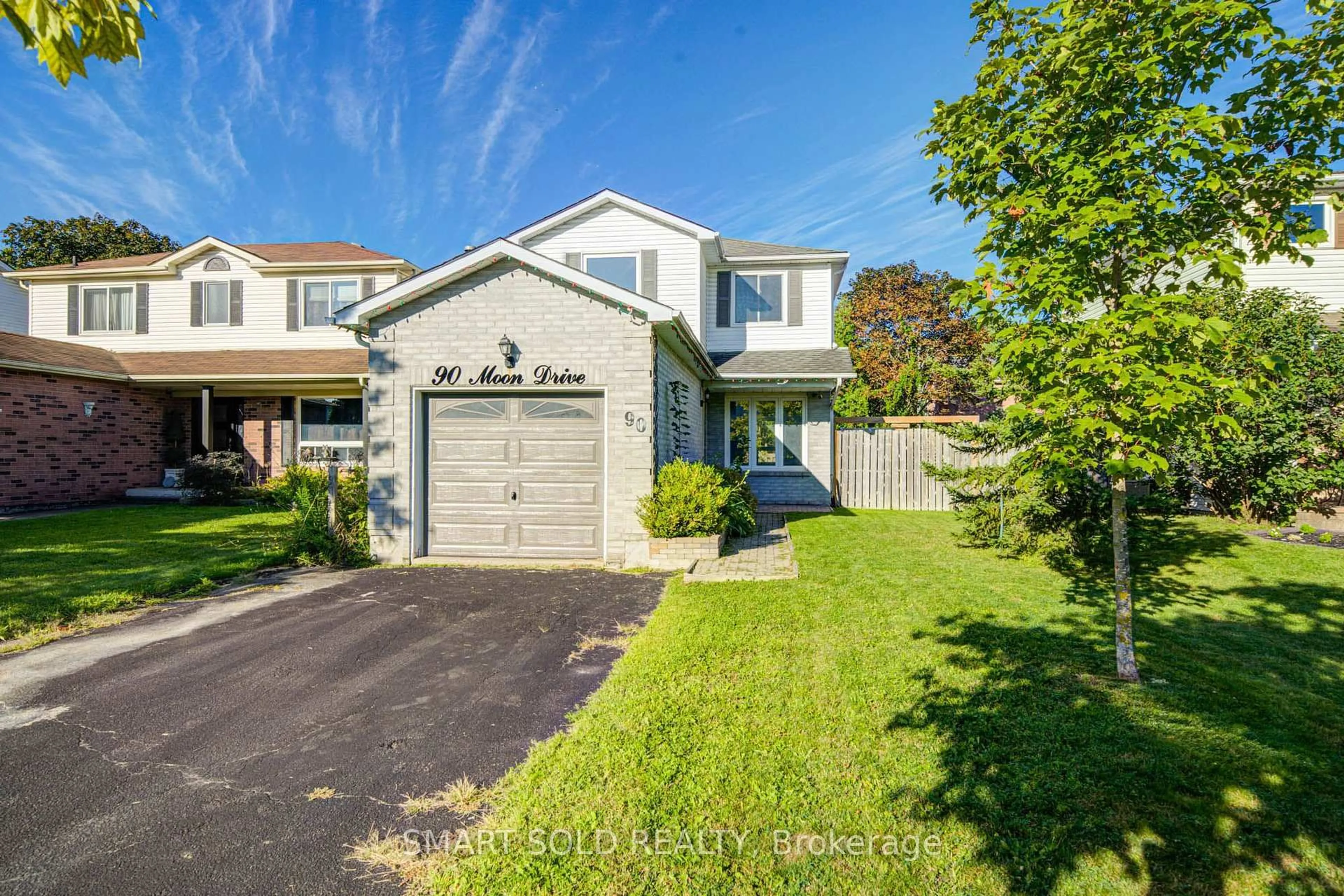 A pic from outside/outdoor area/front of a property/back of a property/a pic from drone, street for 90 Moon Dr, Barrie Ontario L4N 7G9