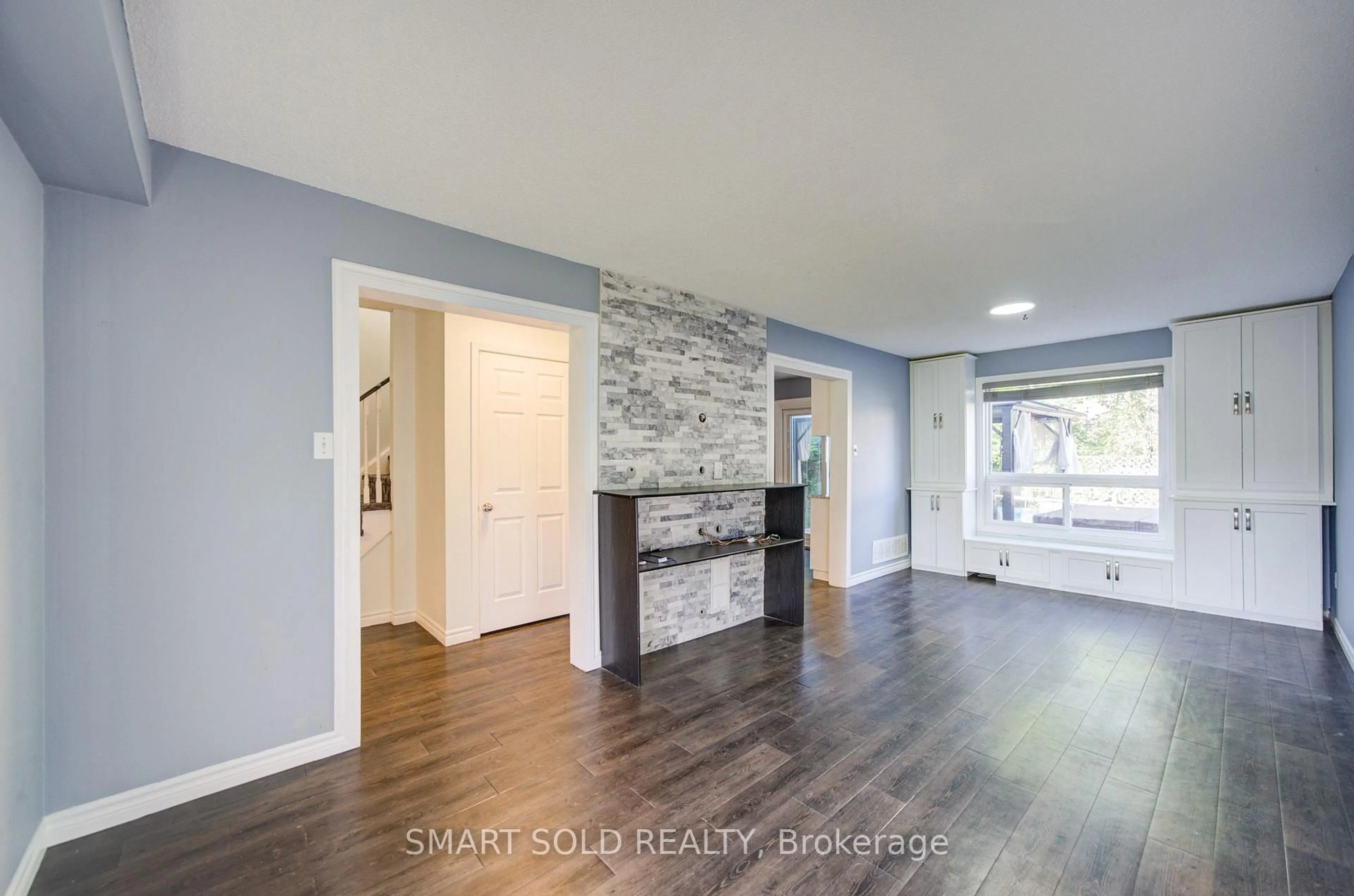 Indoor entryway for 90 Moon Dr, Barrie Ontario L4N 7G9