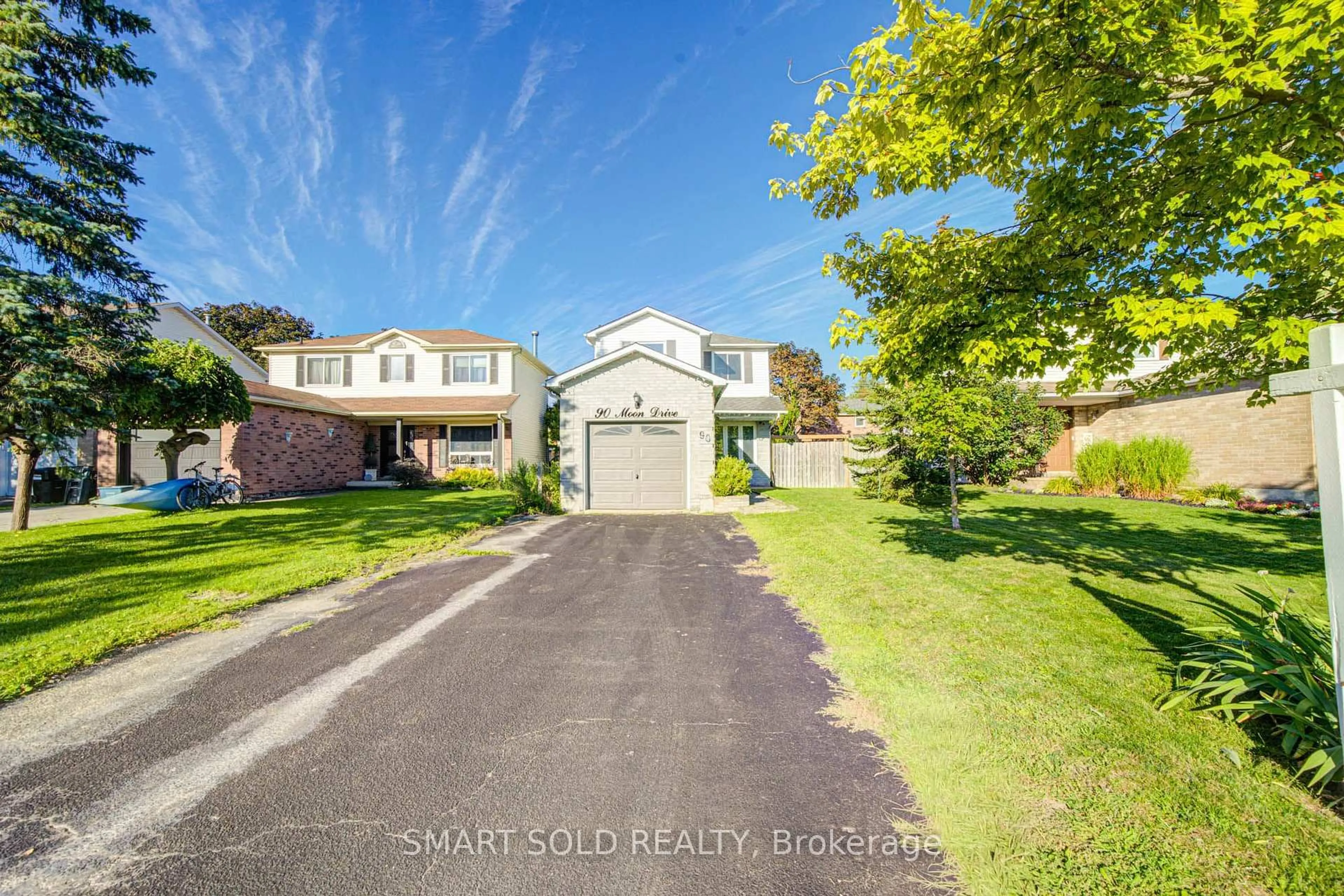 A pic from outside/outdoor area/front of a property/back of a property/a pic from drone, street for 90 Moon Dr, Barrie Ontario L4N 7G9
