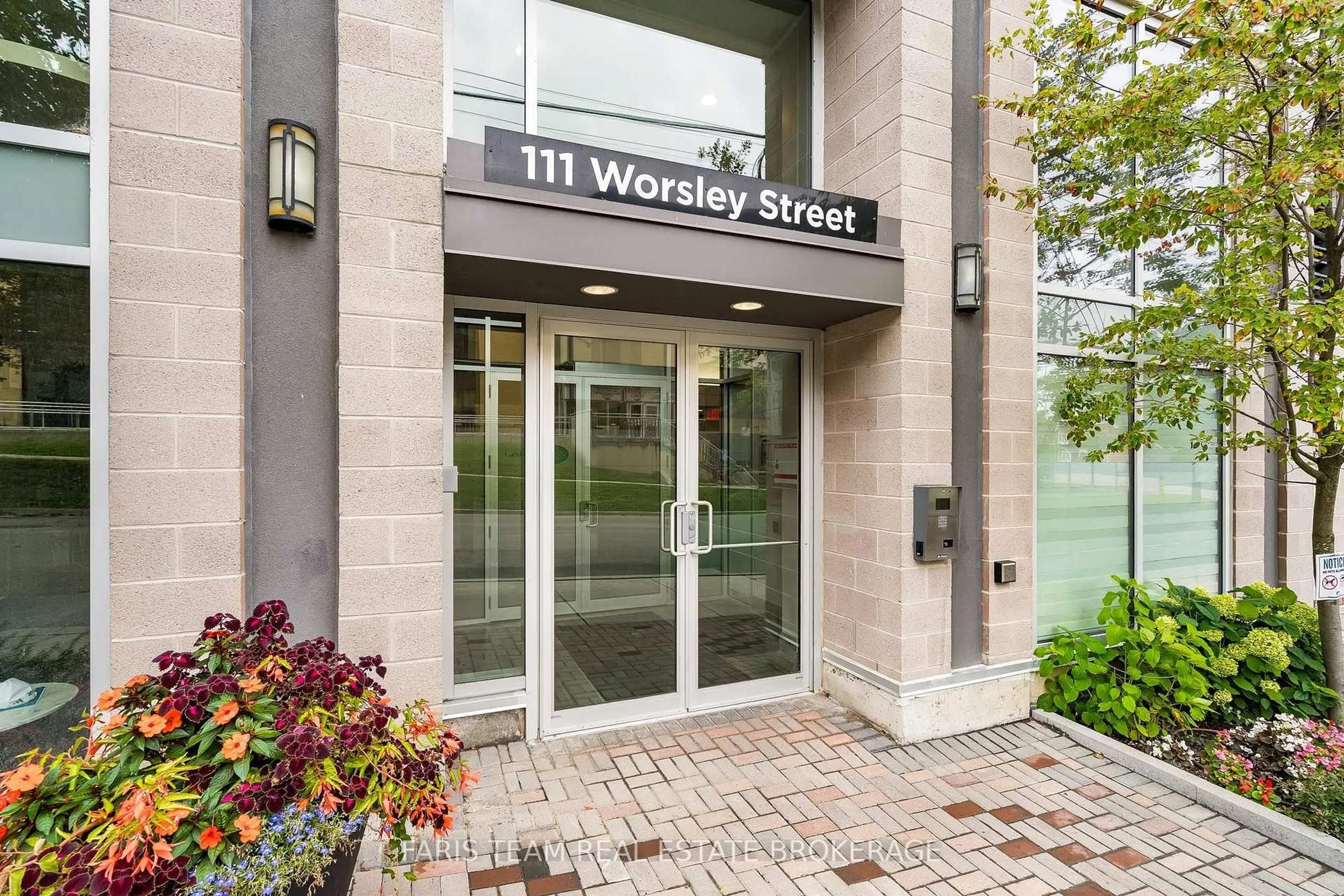 Indoor foyer for 111 Worsley St #PH7, Barrie Ontario L4M 5R5