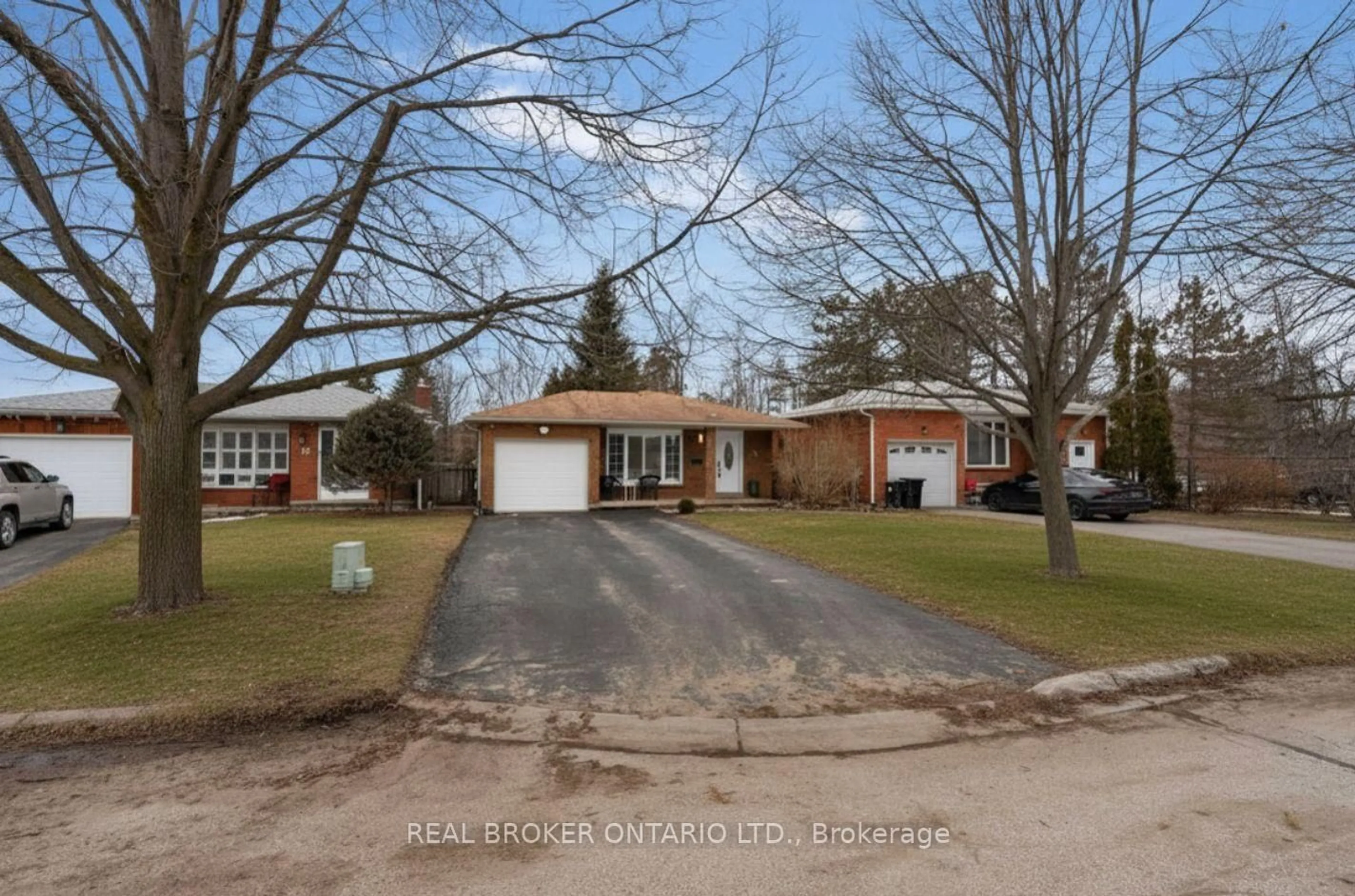 A pic from outside/outdoor area/front of a property/back of a property/a pic from drone, street for 15 Buchanan St, Barrie Ontario L4M 6B7