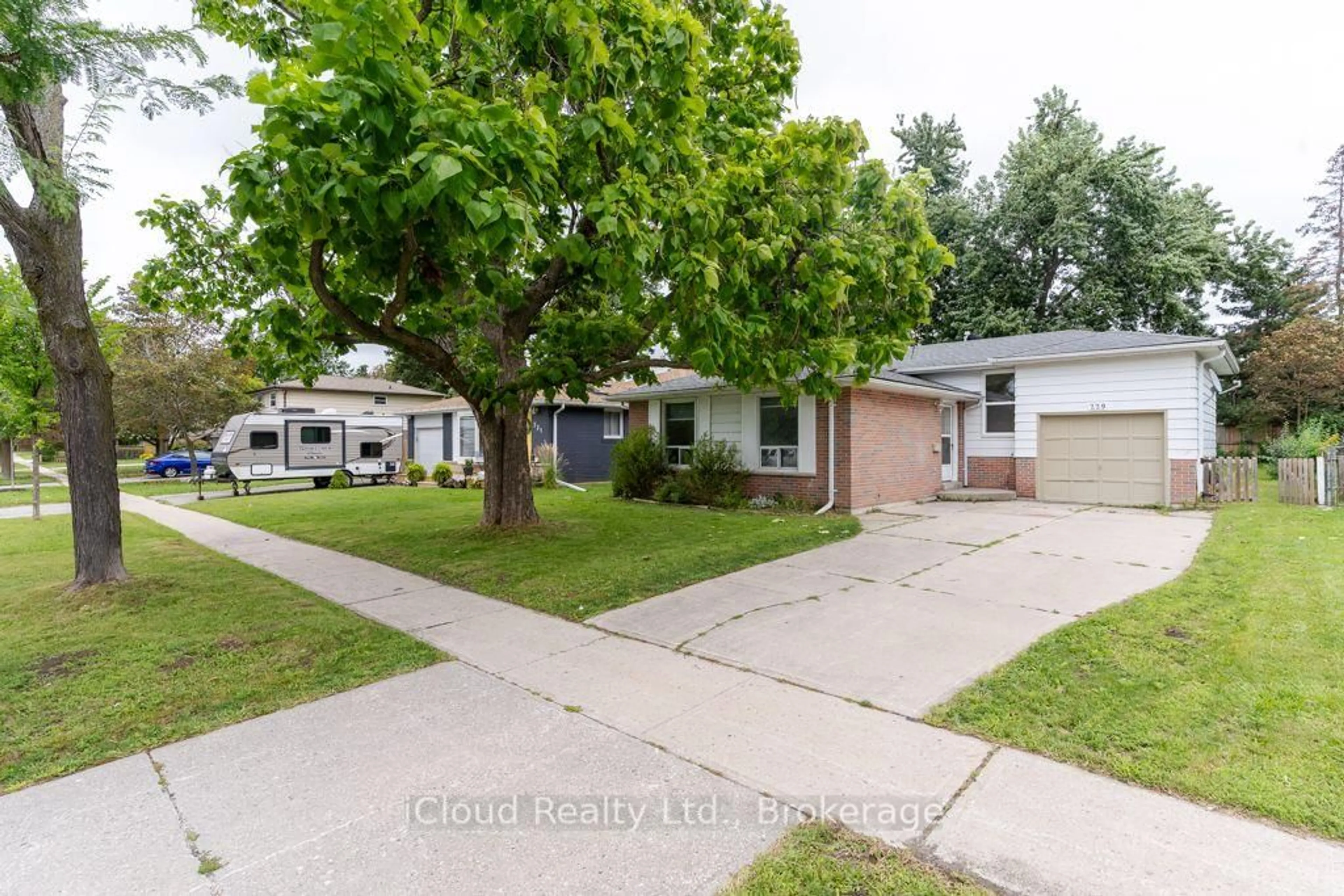 A pic from outside/outdoor area/front of a property/back of a property/a pic from drone, street for 229 Cook St, Barrie Ontario L4M 4H4