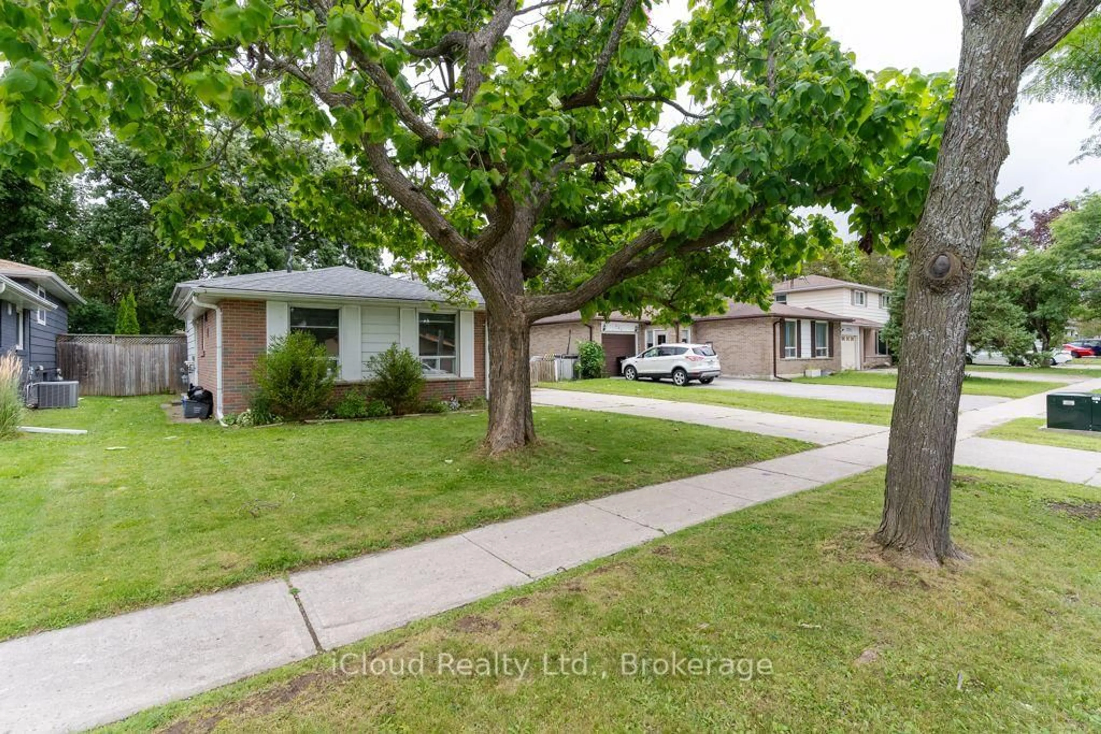 A pic from outside/outdoor area/front of a property/back of a property/a pic from drone, street for 229 Cook St, Barrie Ontario L4M 4H4