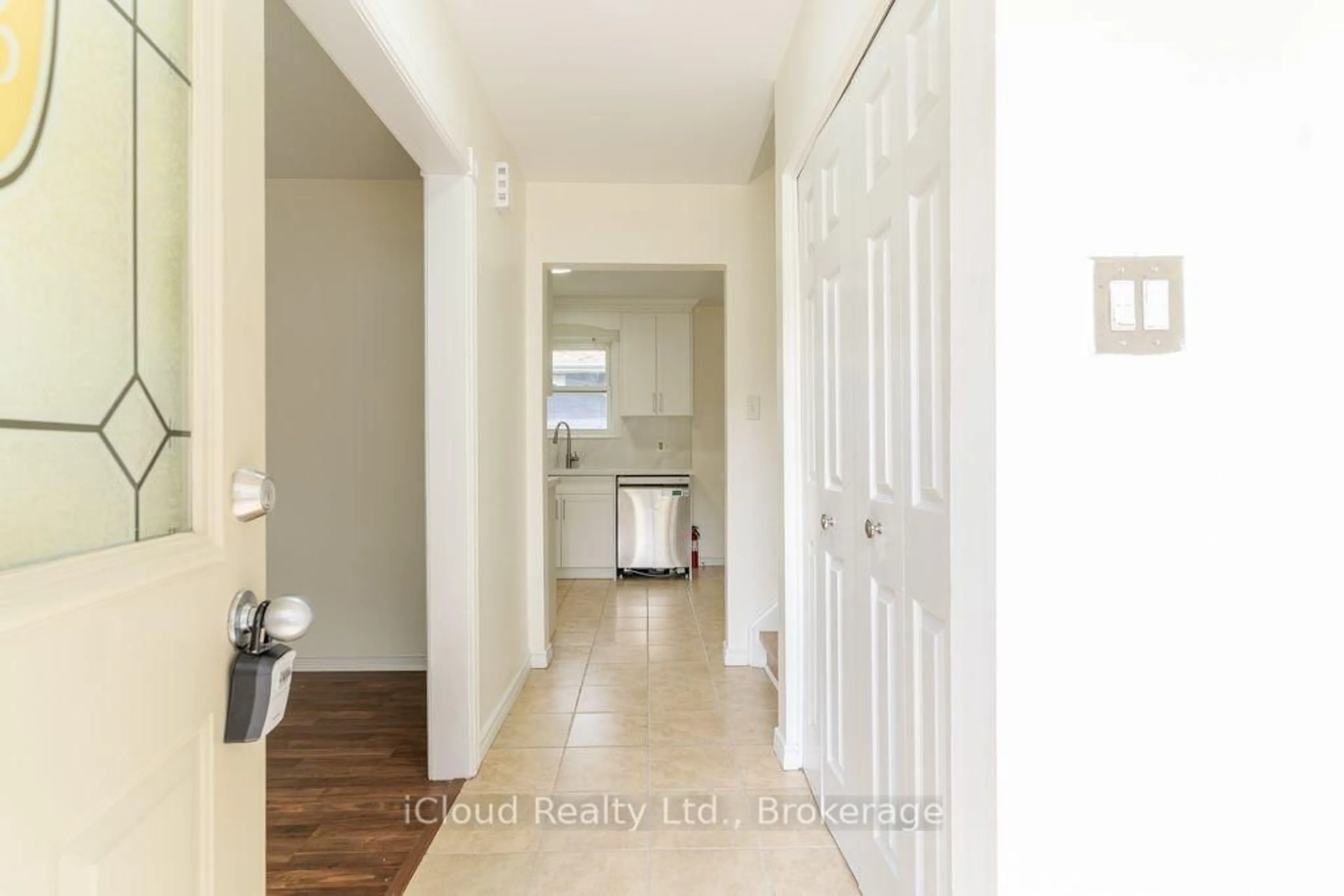 Indoor entryway for 229 Cook St, Barrie Ontario L4M 4H4
