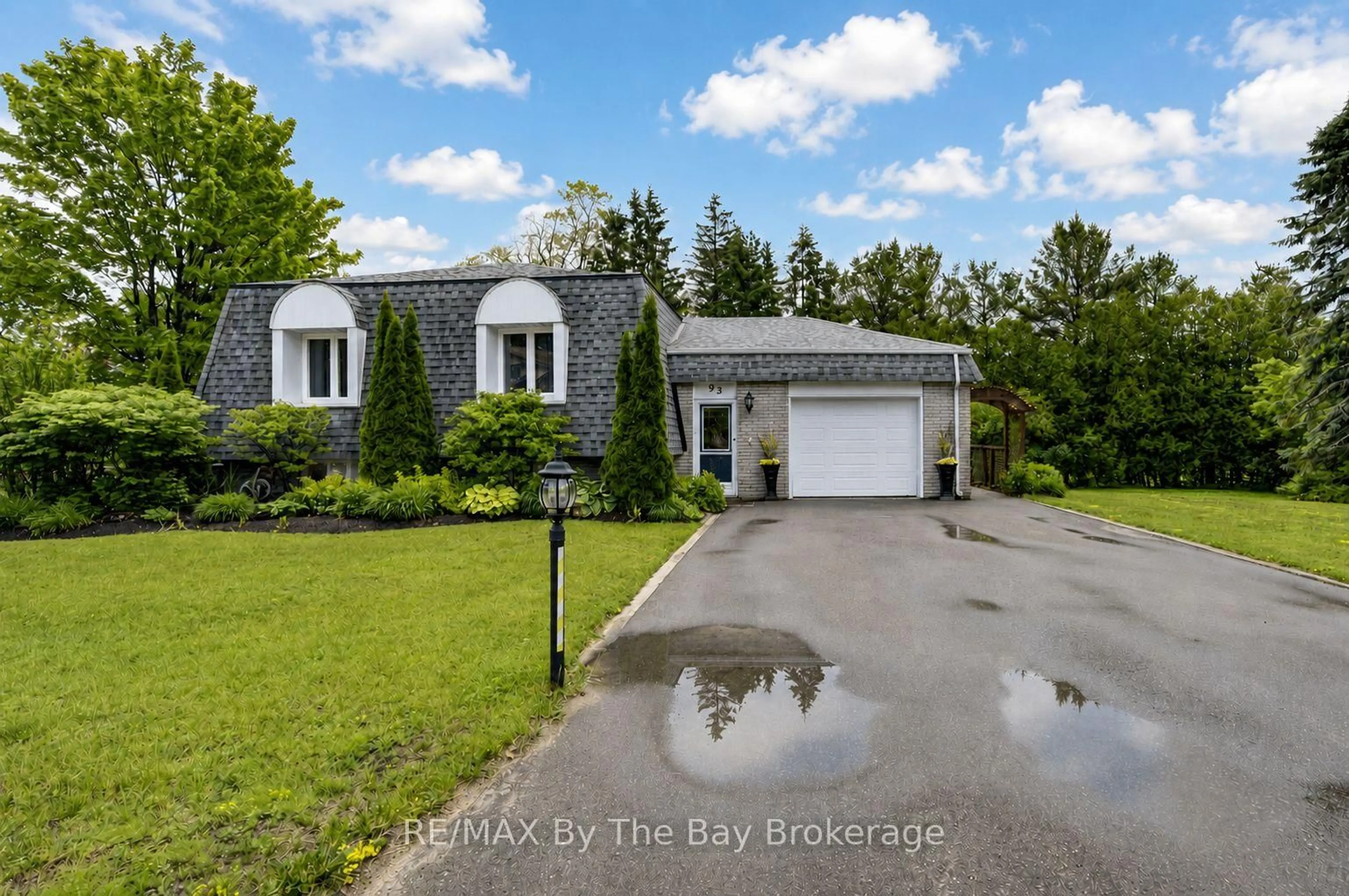 A pic from outside/outdoor area/front of a property/back of a property/a pic from drone, street for 93 Frederick Dr, Wasaga Beach Ontario L9Z 1P1