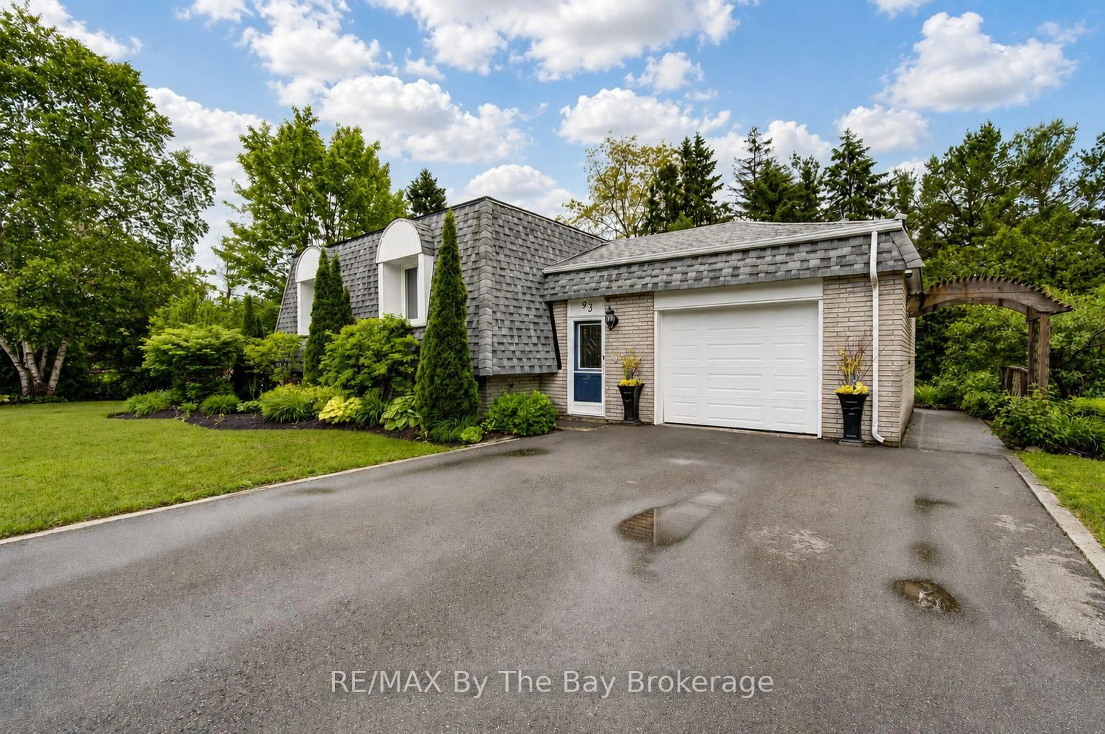 A pic from outside/outdoor area/front of a property/back of a property/a pic from drone, street for 93 Frederick Dr, Wasaga Beach Ontario L9Z 1P1