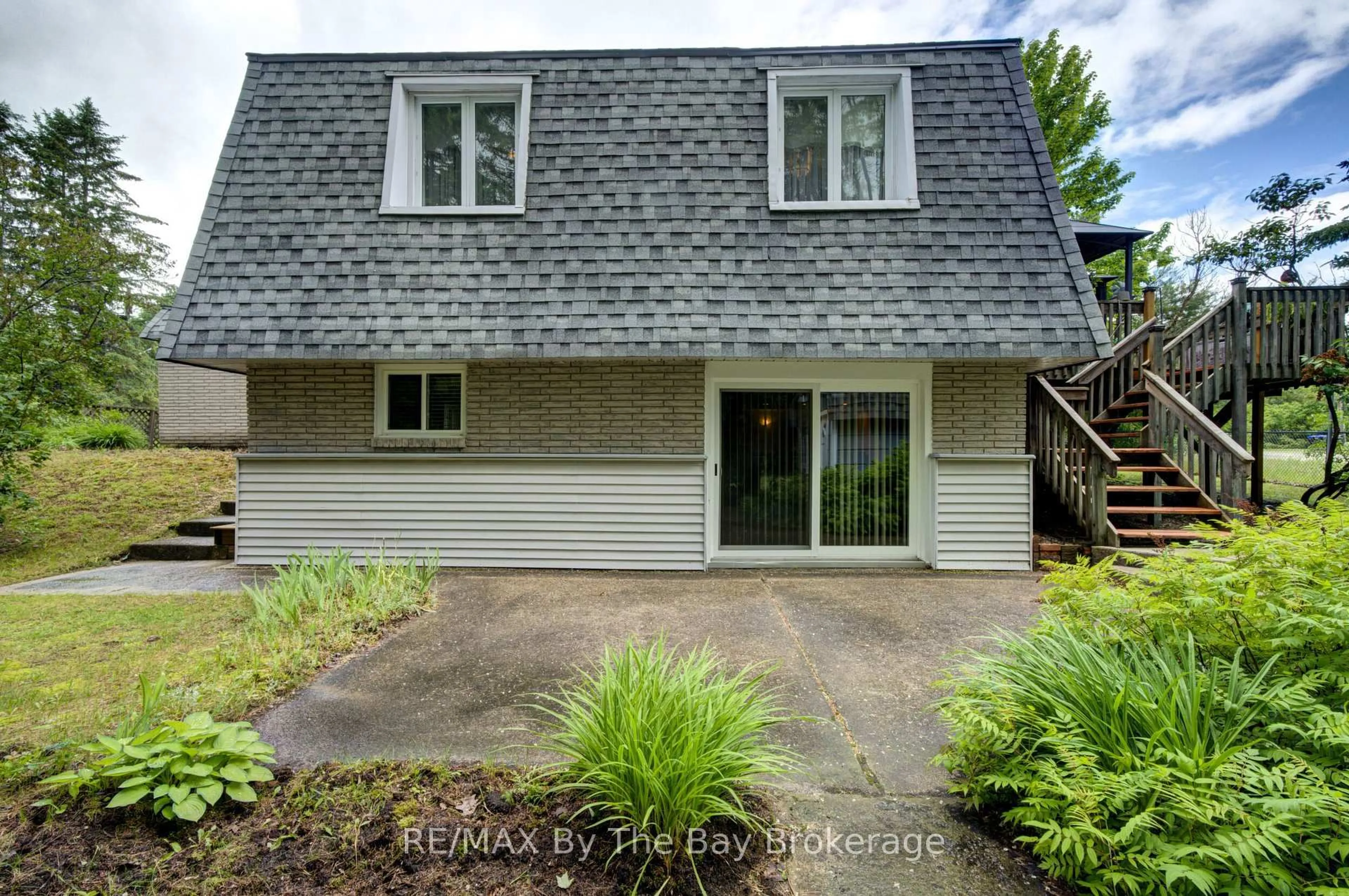 Home with vinyl exterior material, unknown for 93 Frederick Dr, Wasaga Beach Ontario L9Z 1P1