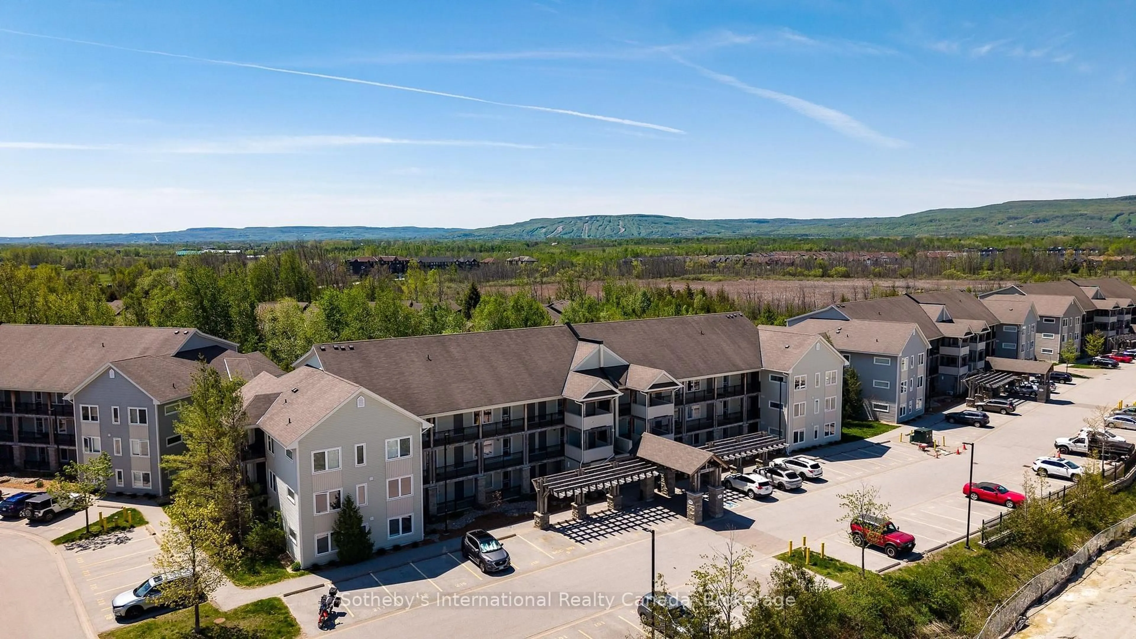A pic from outside/outdoor area/front of a property/back of a property/a pic from drone, mountain view for 6 Brandy Lane #302, Collingwood Ontario L9Y 0X4