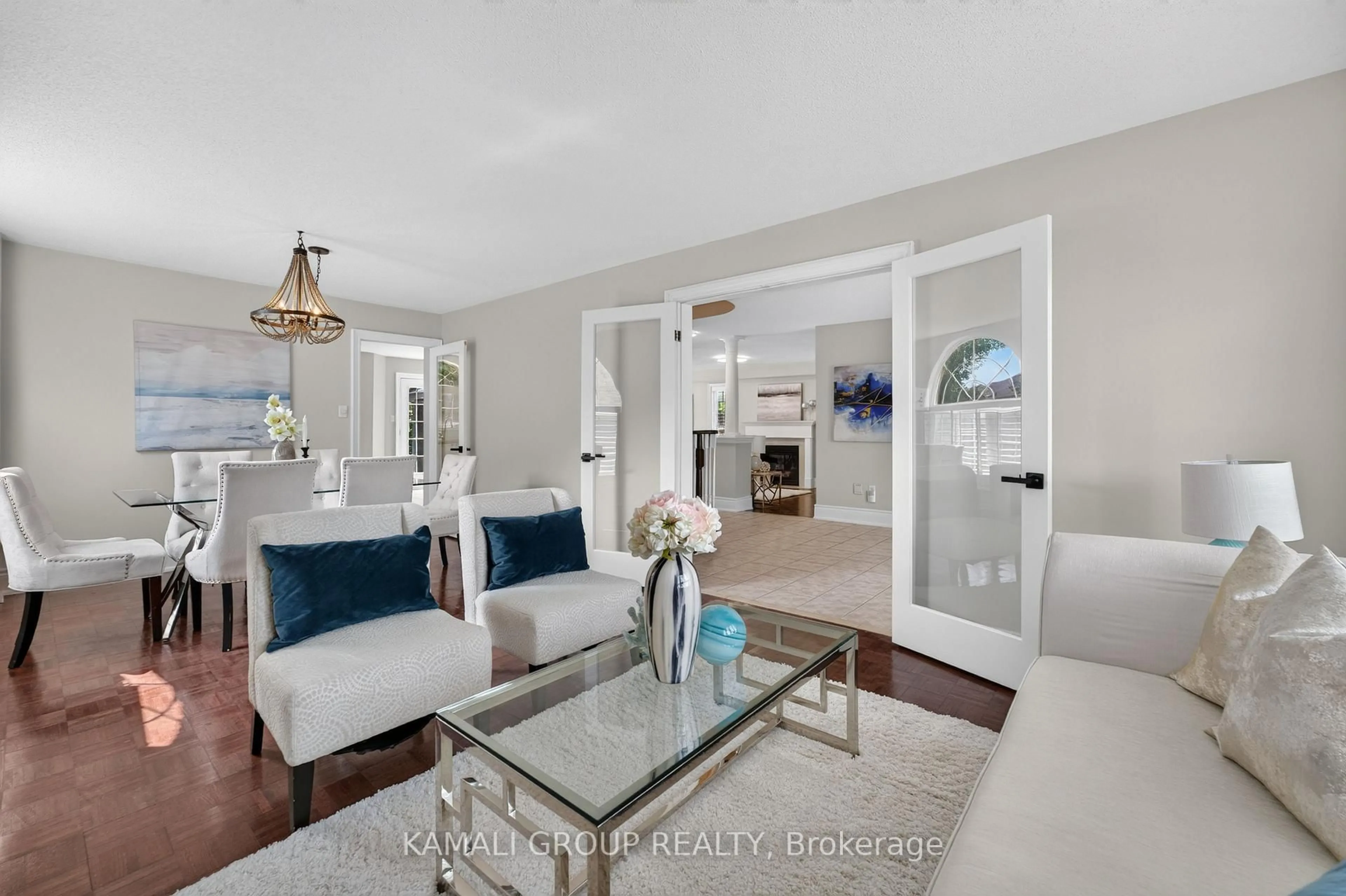 Living room with furniture, unknown for 10 Rebecca Crt, Barrie Ontario L4N 0V5