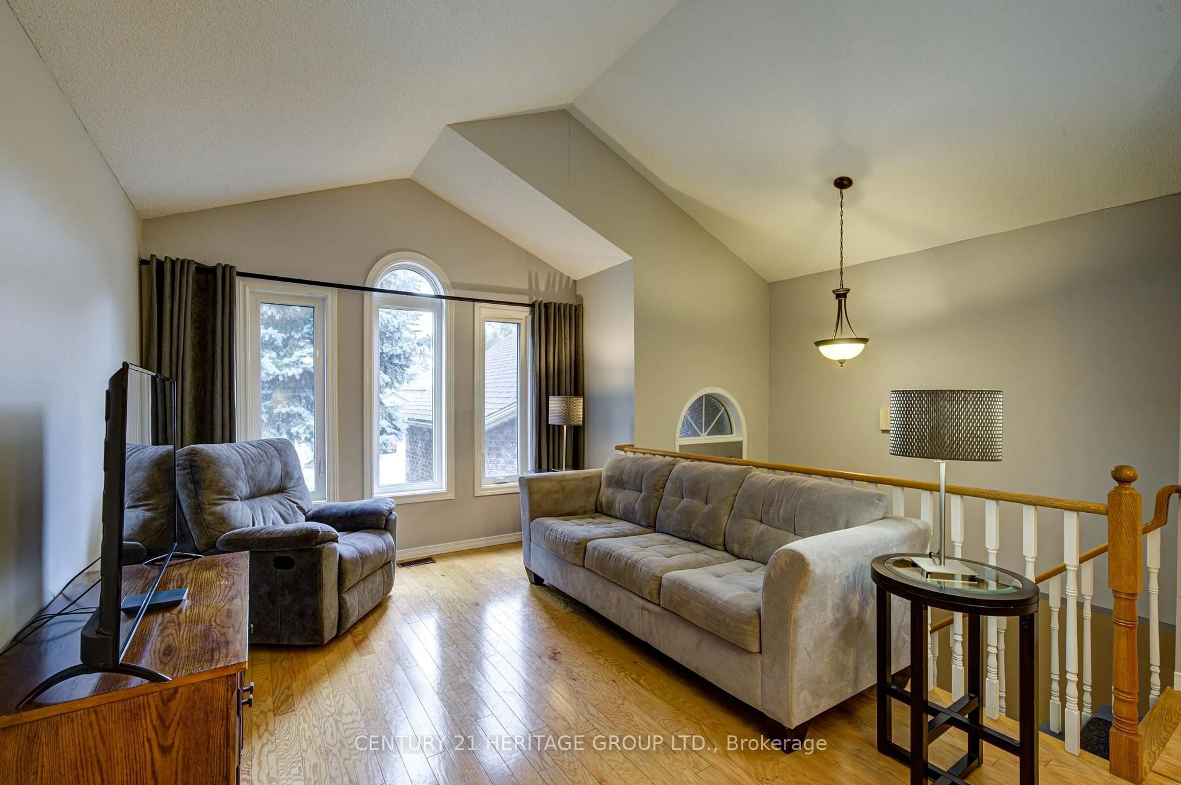 Living room with furniture, wood/laminate floor for 68 Dyer Dr, Wasaga Beach Ontario L9Z 1E4