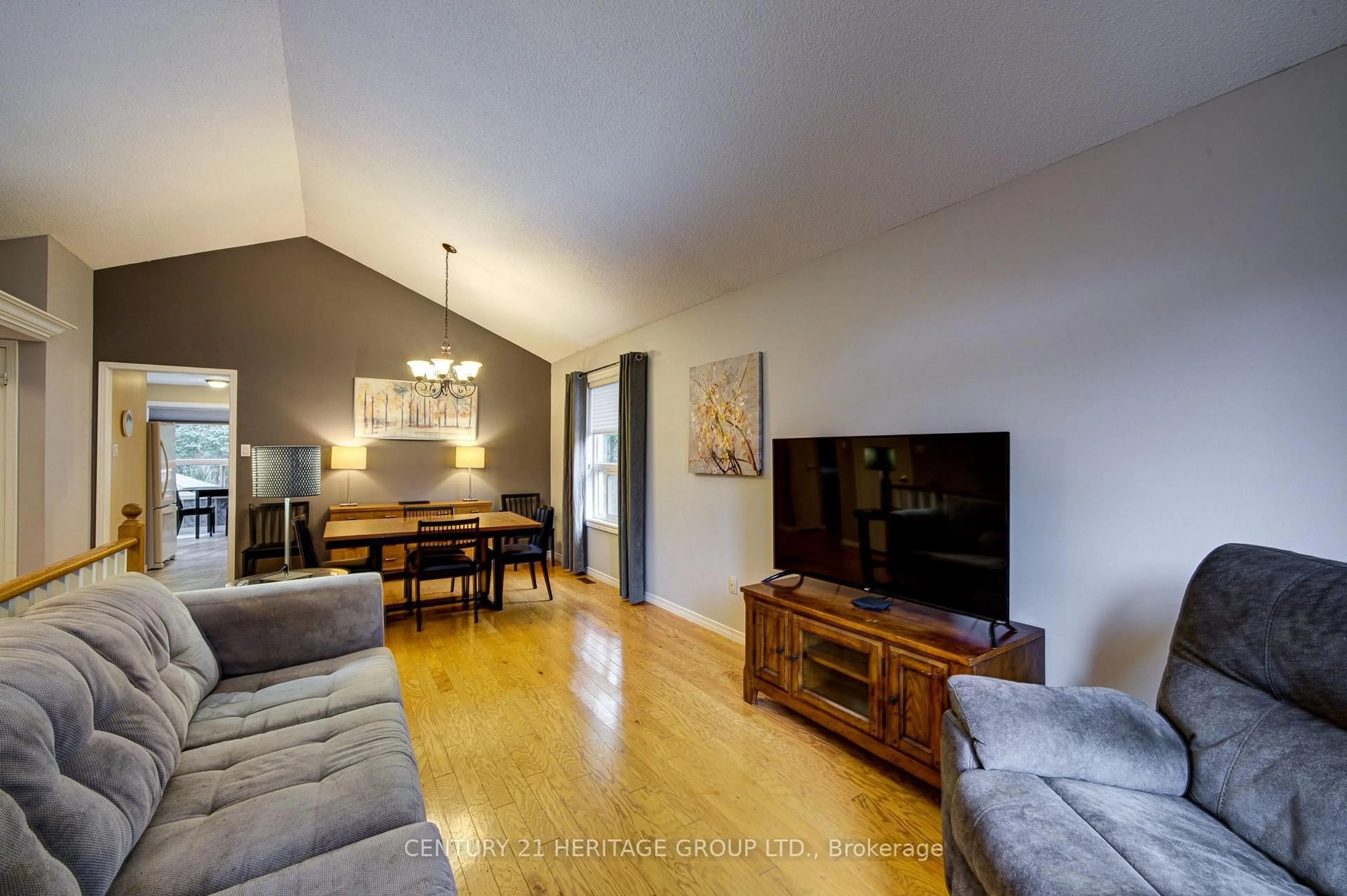 Living room with furniture, wood/laminate floor for 68 Dyer Dr, Wasaga Beach Ontario L9Z 1E4