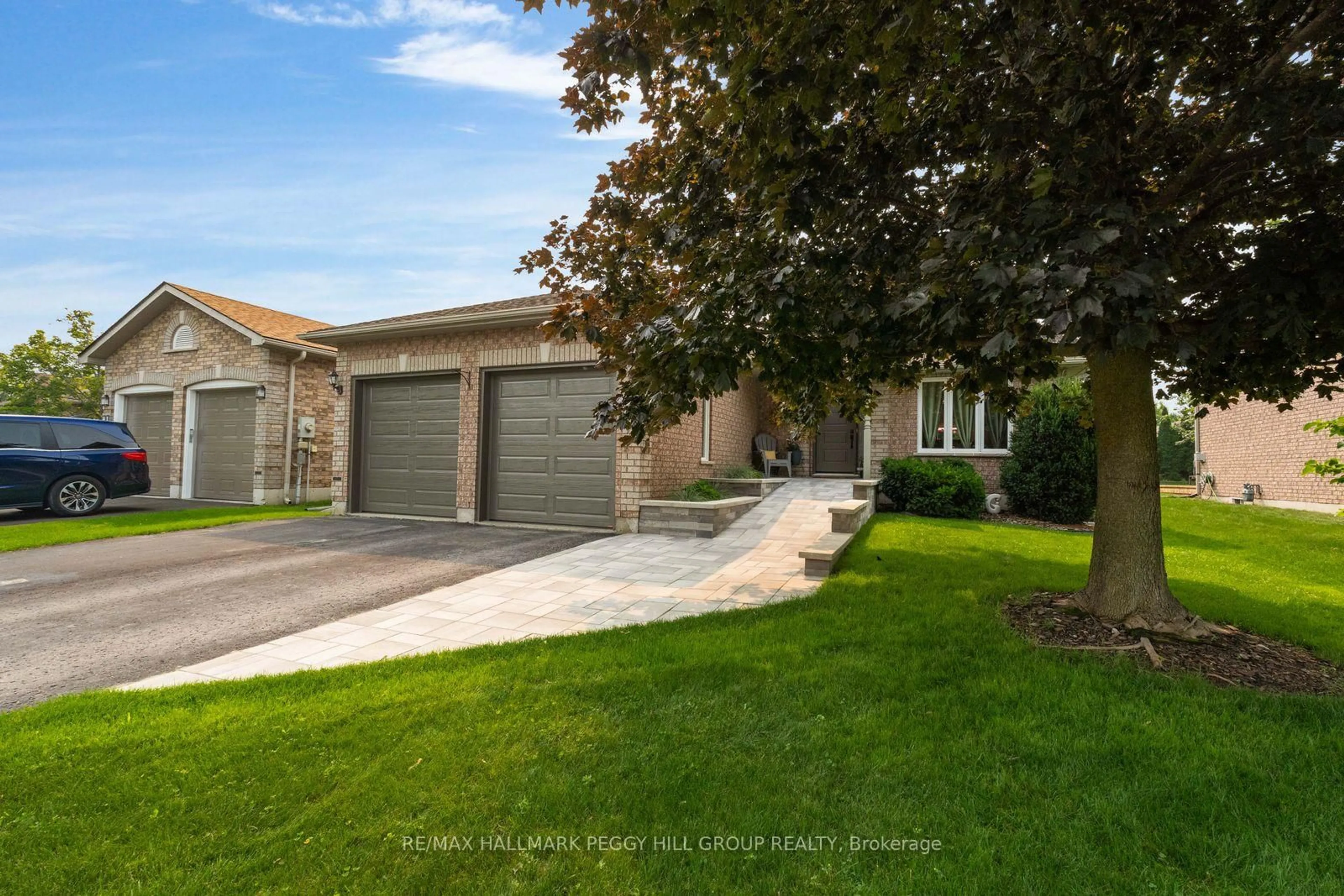 A pic from outside/outdoor area/front of a property/back of a property/a pic from drone, street for 43 Nicklaus Dr, Barrie Ontario L4M 6W5