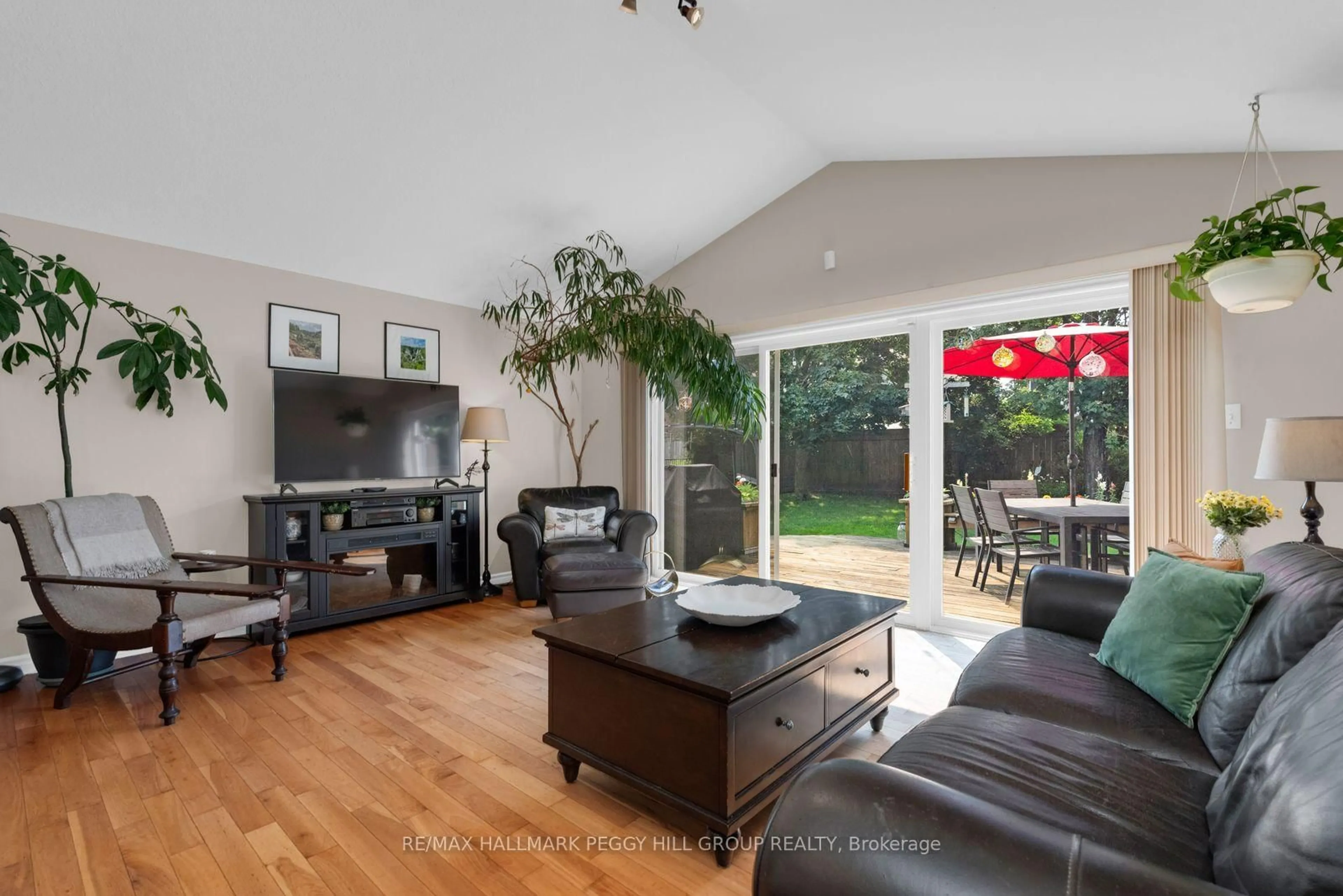Living room with furniture, wood/laminate floor for 43 Nicklaus Dr, Barrie Ontario L4M 6W5