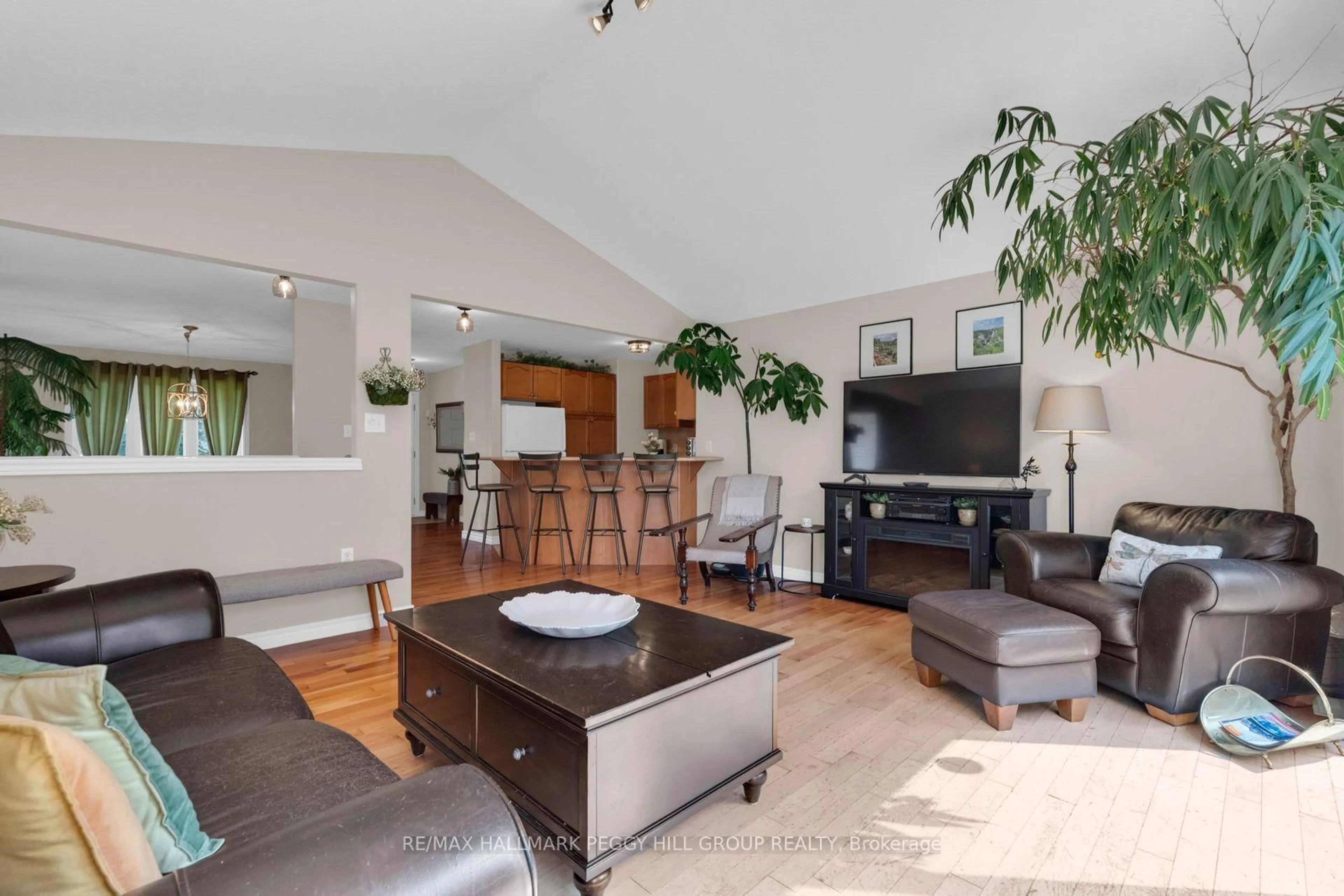 Living room with furniture, unknown for 43 Nicklaus Dr, Barrie Ontario L4M 6W5