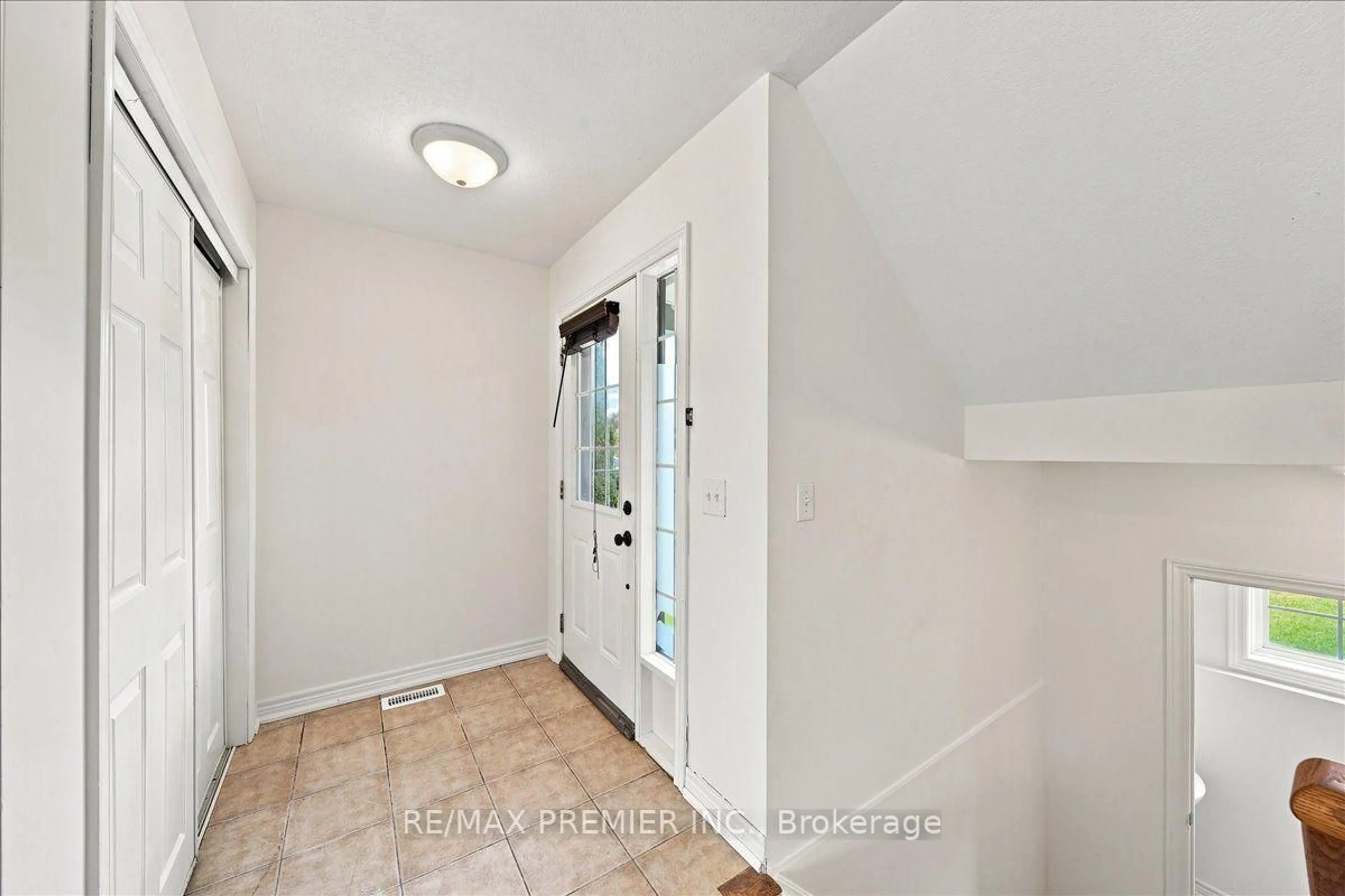 Indoor entryway for 800 West Ridge Blvd #125, Orillia Ontario L3V 0A1