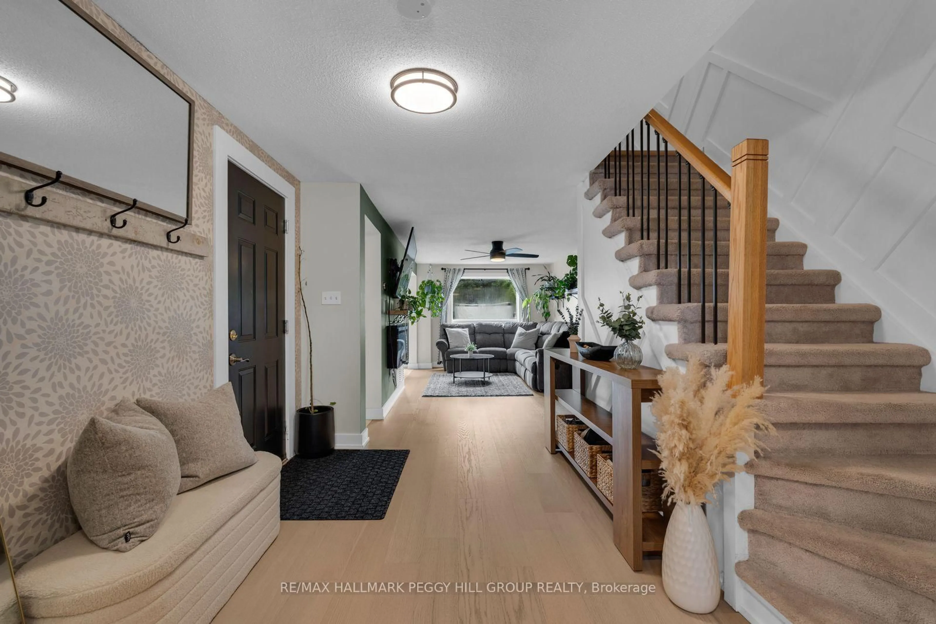 Indoor entryway for 195 Dunsmore Lane, Barrie Ontario L4M 6Z8
