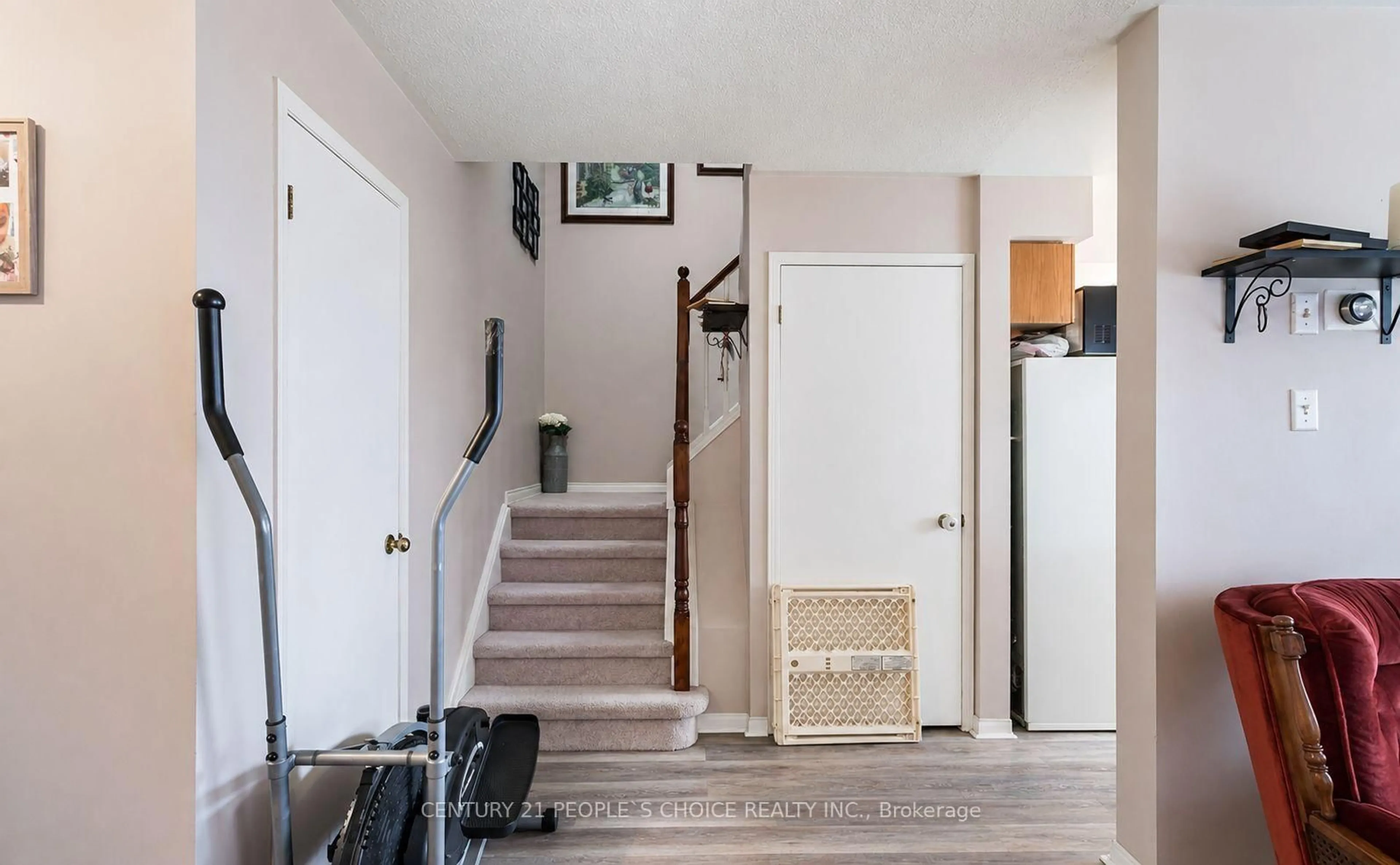 Indoor entryway for 186 Pickett Cres, Barrie Ontario L4N 8C2