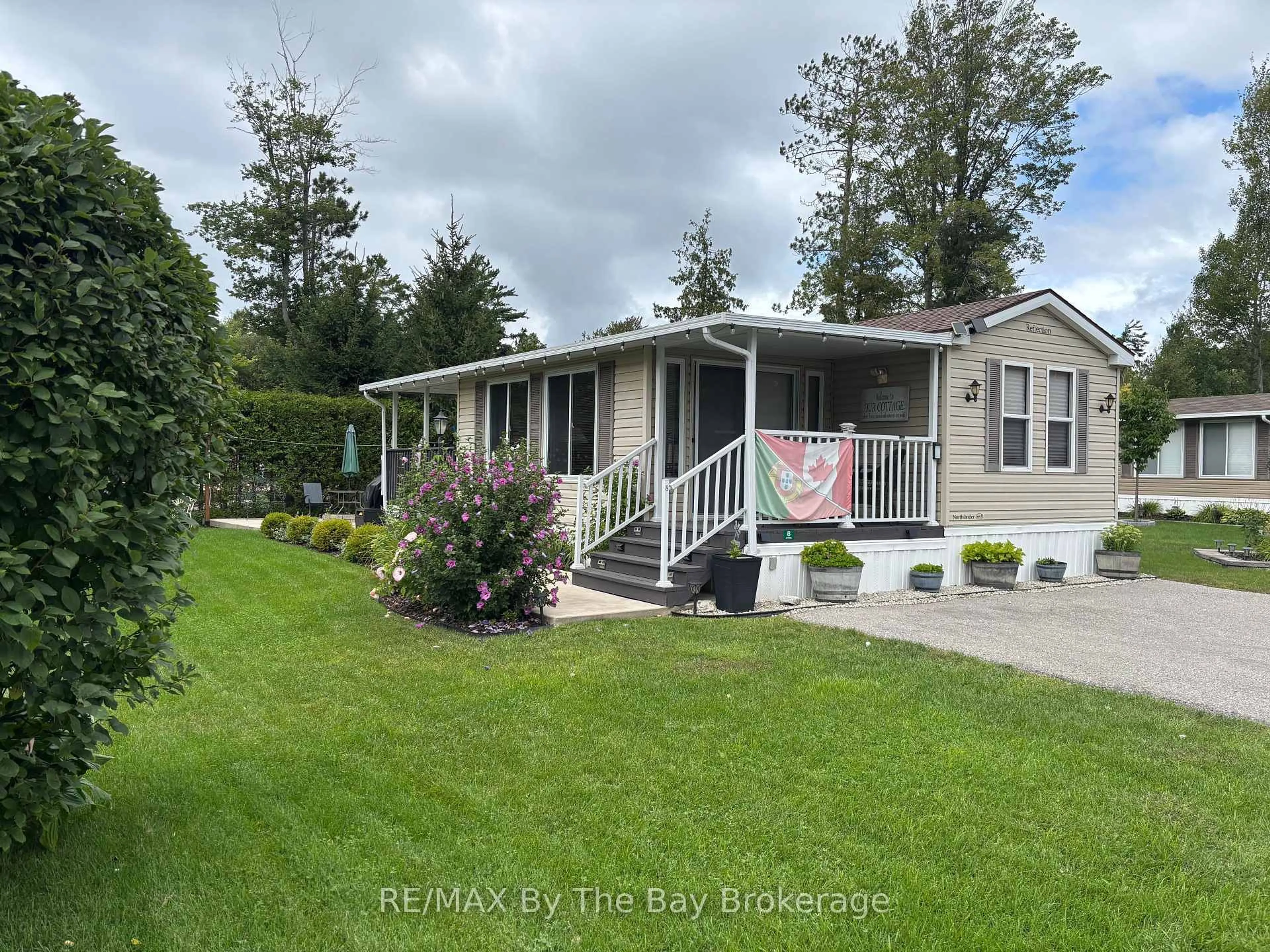 Home with vinyl exterior material, water/lake/river/ocean view for 8 Kenora Tr, Wasaga Beach Ontario L9Z 1X7