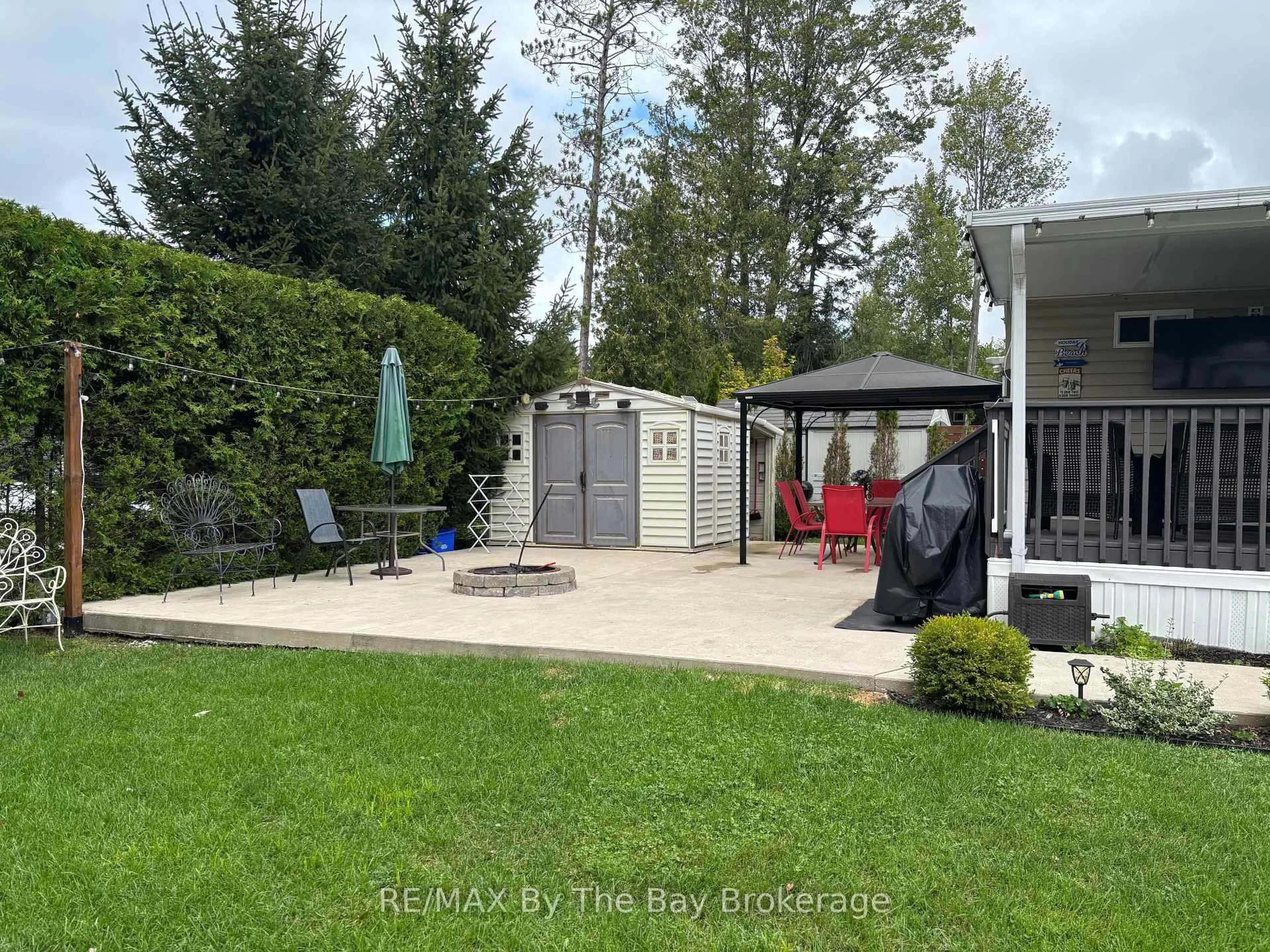 Patio, street for 8 Kenora Tr, Wasaga Beach Ontario L9Z 1X7