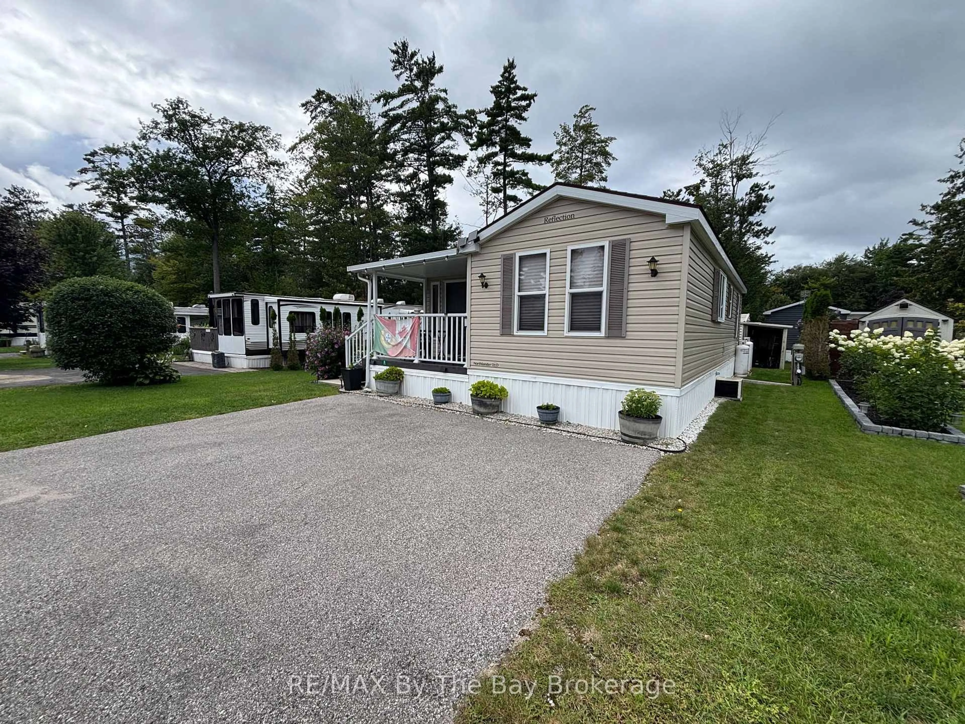 Home with vinyl exterior material, water/lake/river/ocean view for 8 Kenora Tr, Wasaga Beach Ontario L9Z 1X7