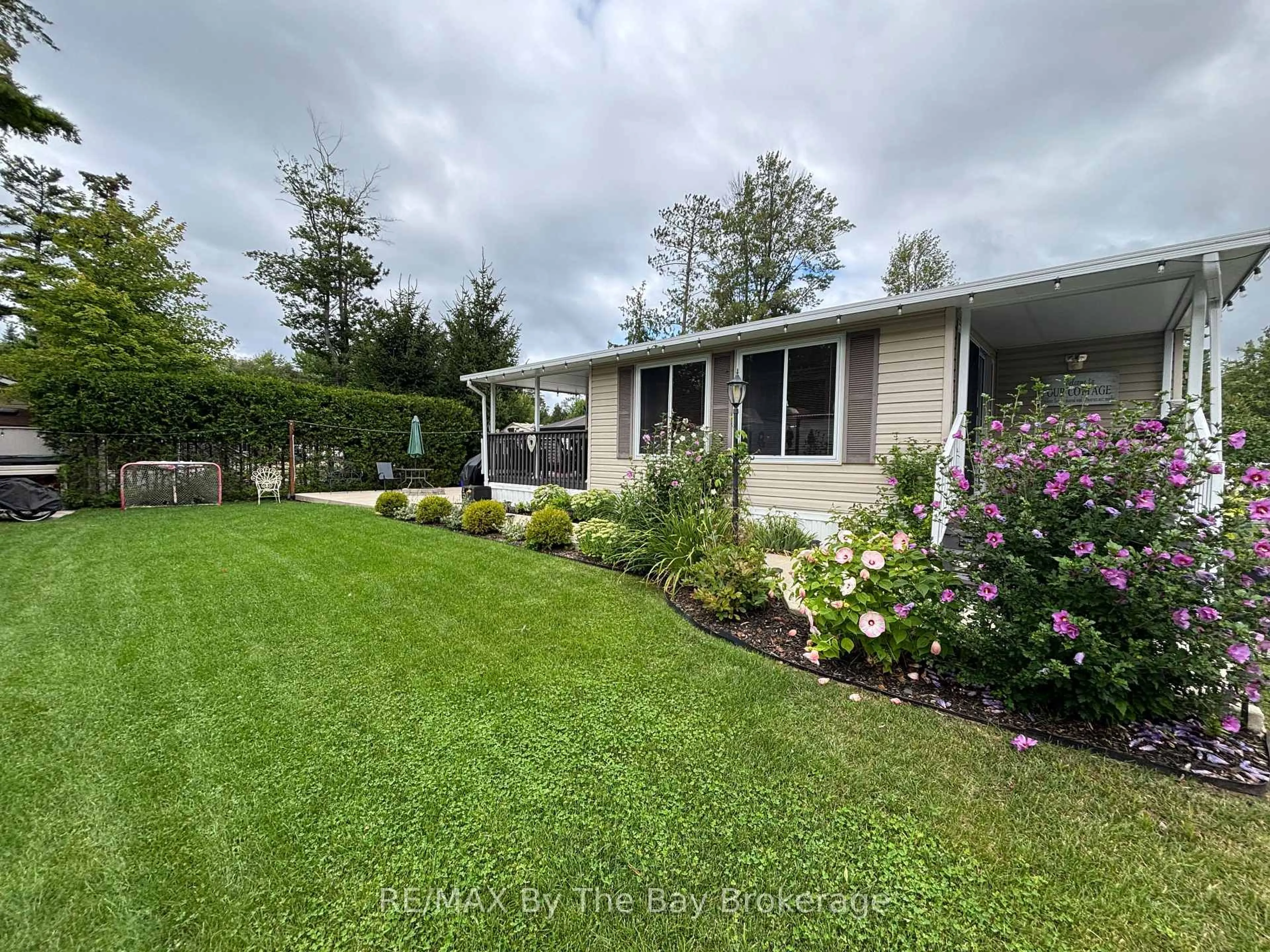A pic from outside/outdoor area/front of a property/back of a property/a pic from drone, water/lake/river/ocean view for 8 Kenora Tr, Wasaga Beach Ontario L9Z 1X7