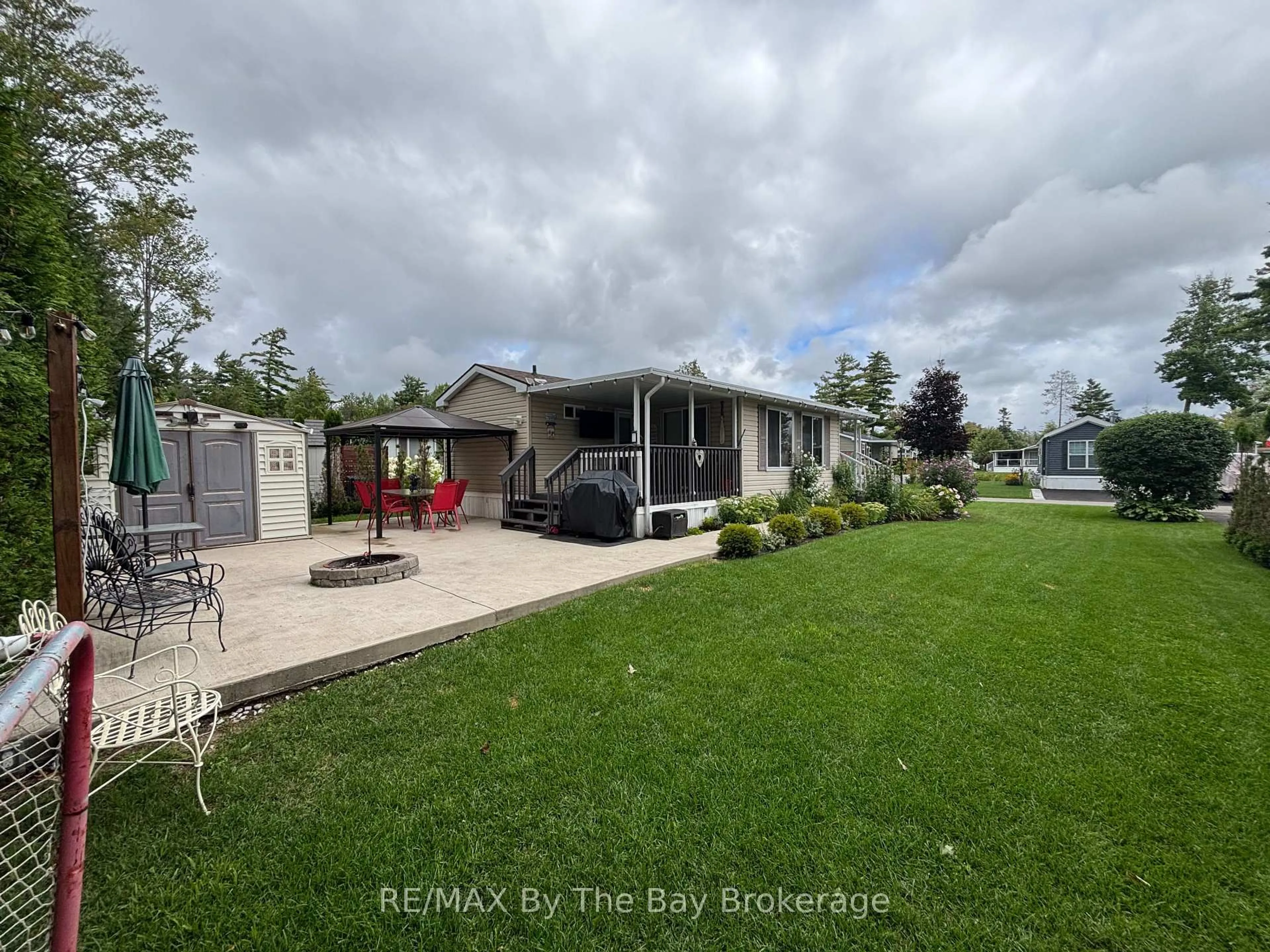 A pic from outside/outdoor area/front of a property/back of a property/a pic from drone, water/lake/river/ocean view for 8 Kenora Tr, Wasaga Beach Ontario L9Z 1X7