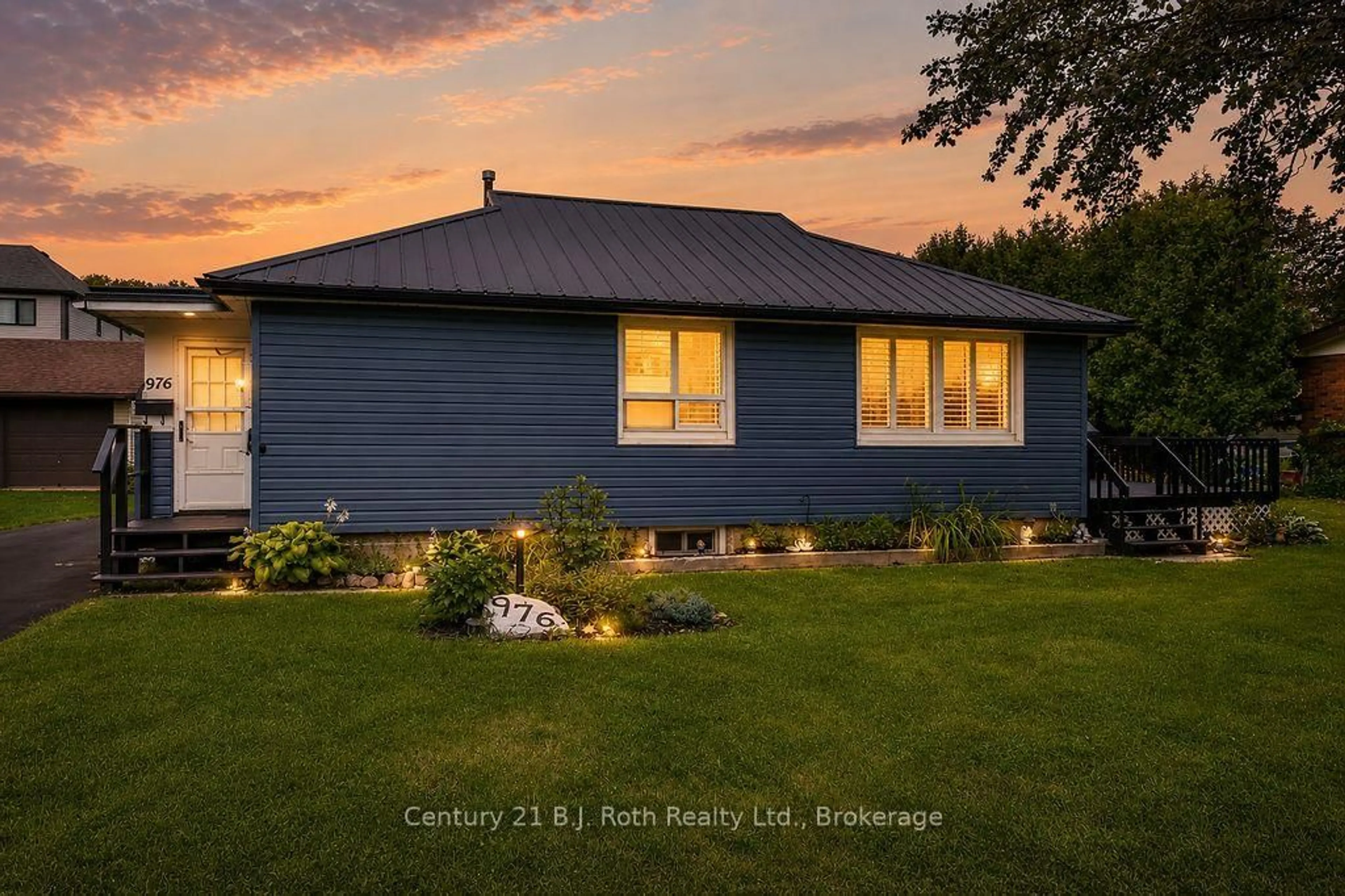 A pic from outside/outdoor area/front of a property/back of a property/a pic from drone, unknown for 976 Yonge St, Midland Ontario L4R 2E7