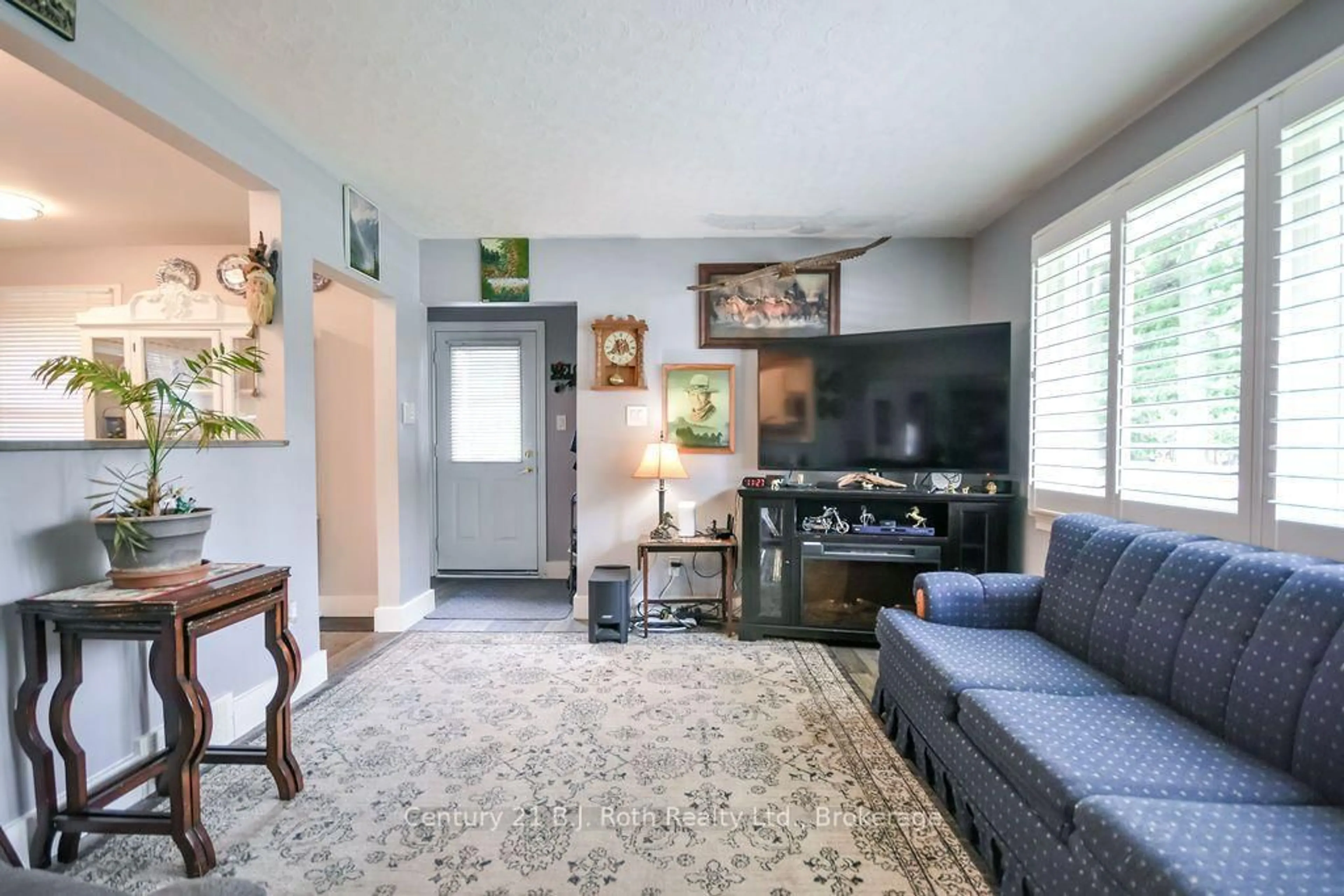 Living room with furniture, unknown for 976 Yonge St, Midland Ontario L4R 2E7