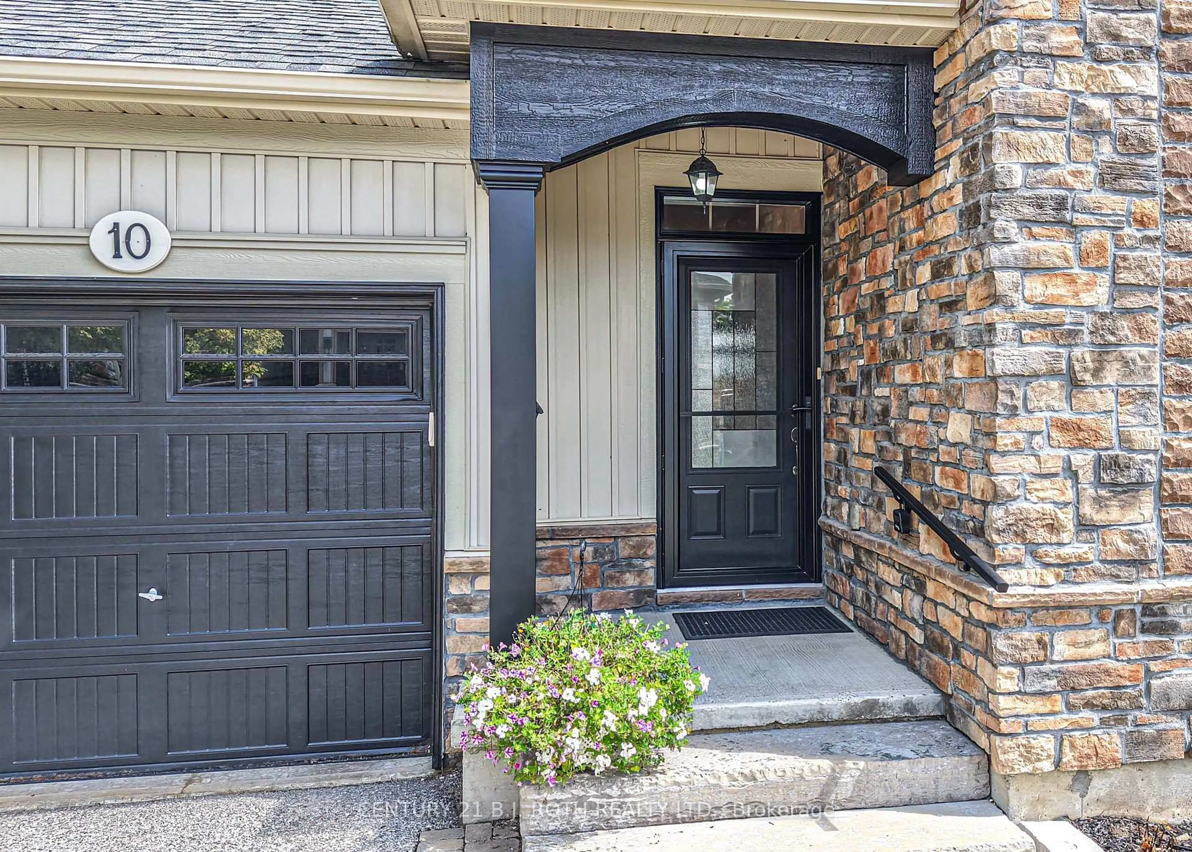 Indoor entryway for 10 Canterbury Circ, Orillia Ontario L3V 0C9