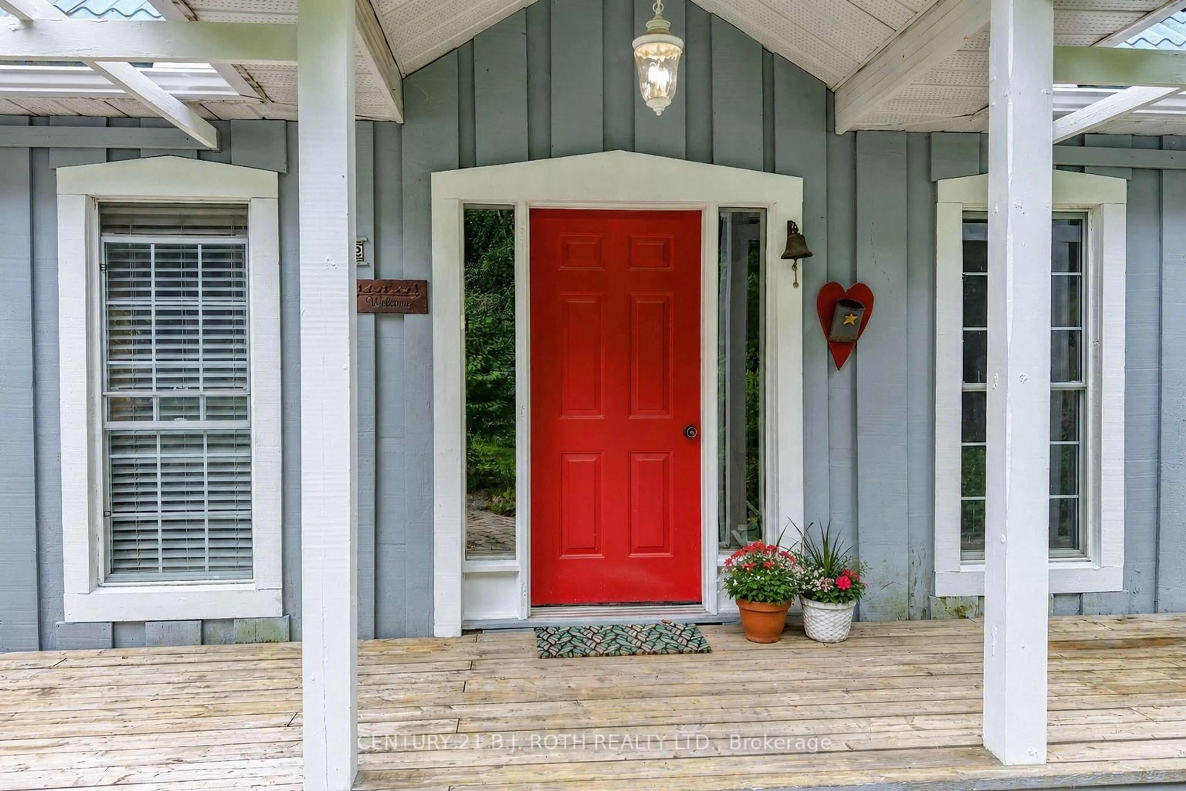 Indoor entryway for 652 Warminster Sdrd, Oro-Medonte Ontario L0K 1E0