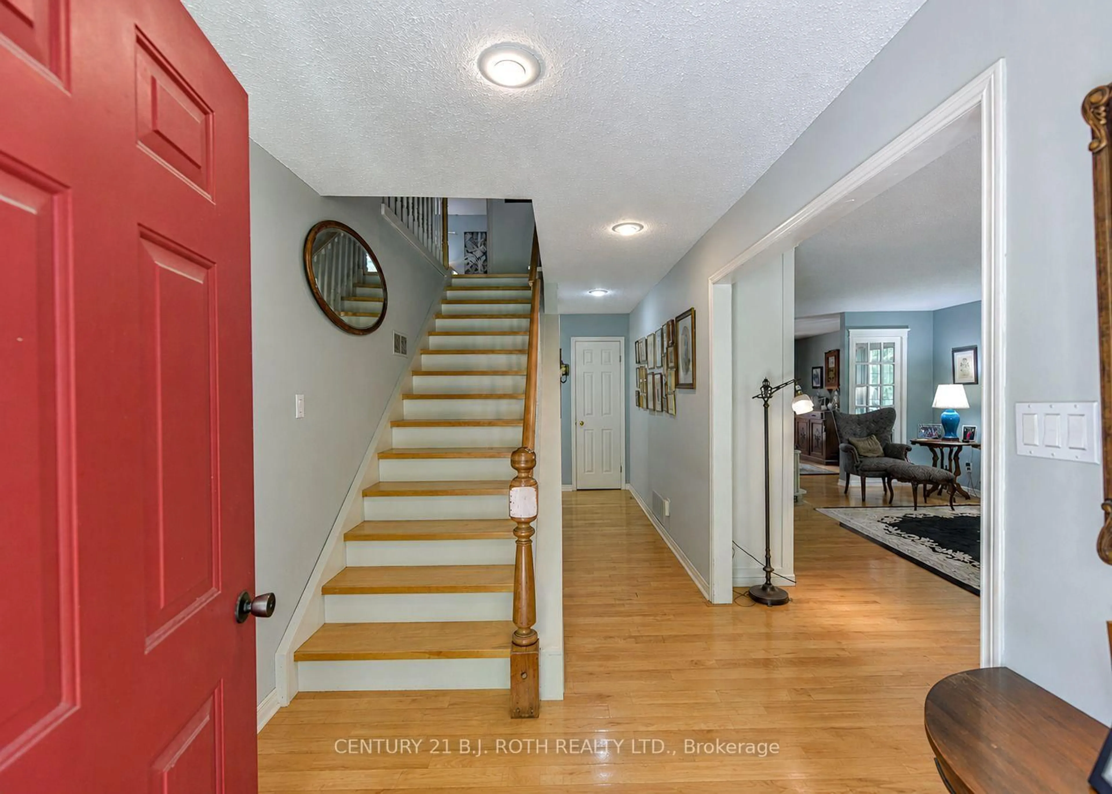 Indoor foyer for 652 Warminster Sdrd, Oro-Medonte Ontario L0K 1E0