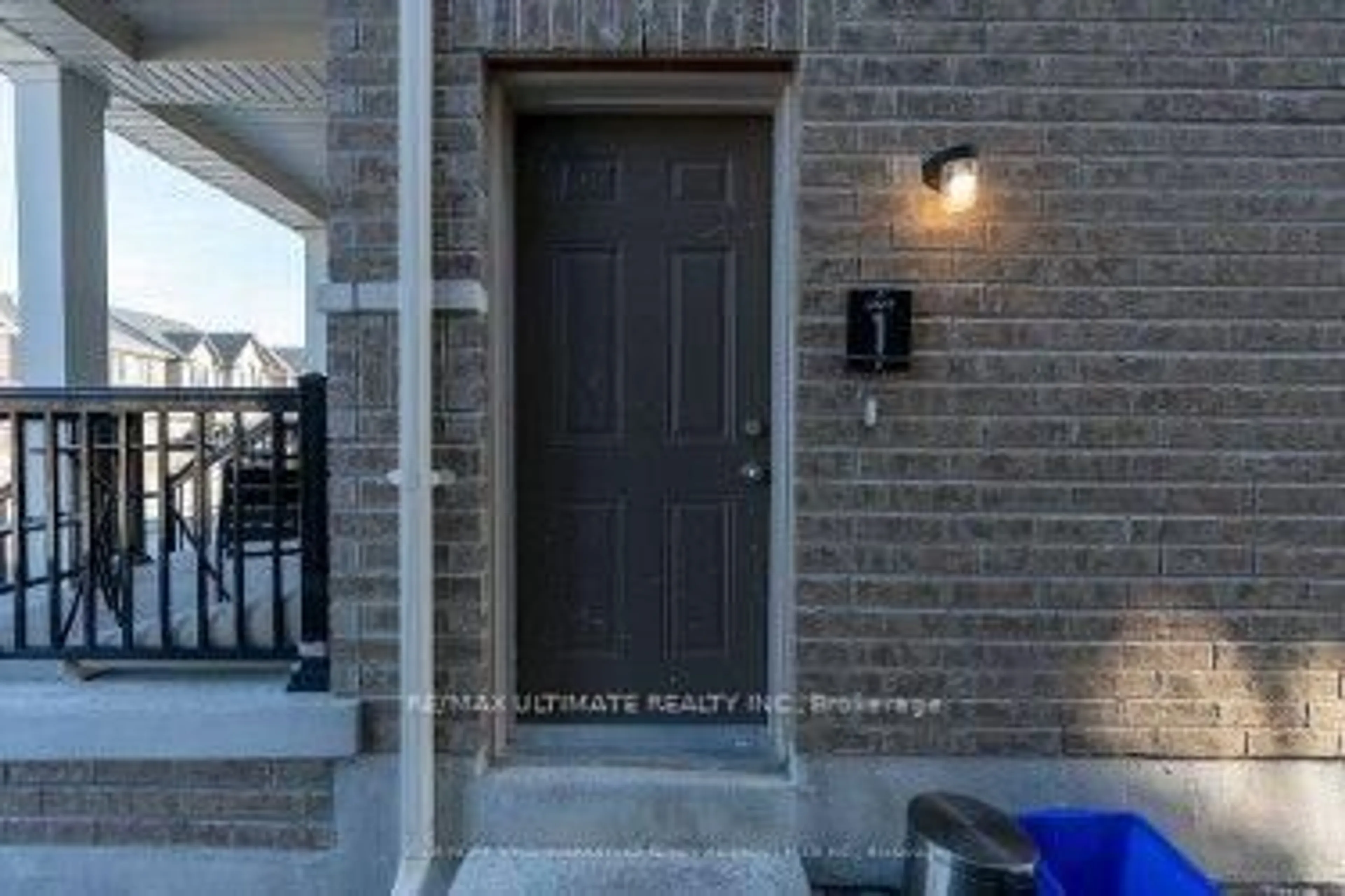 Indoor entryway for 15 Valleybrook Rd, Barrie Ontario L9J 1L4