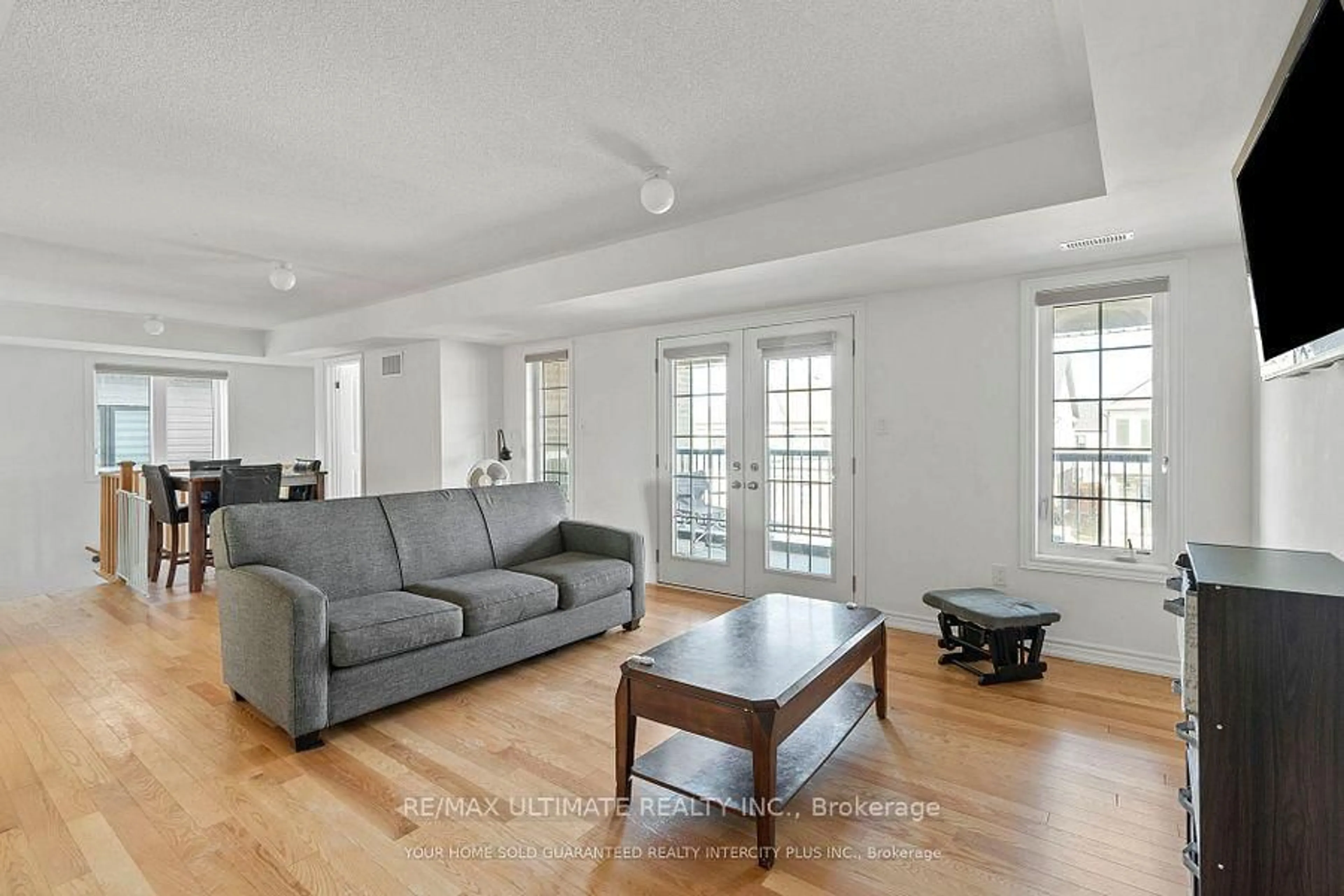Living room with furniture, unknown for 15 Valleybrook Rd, Barrie Ontario L9J 1L4