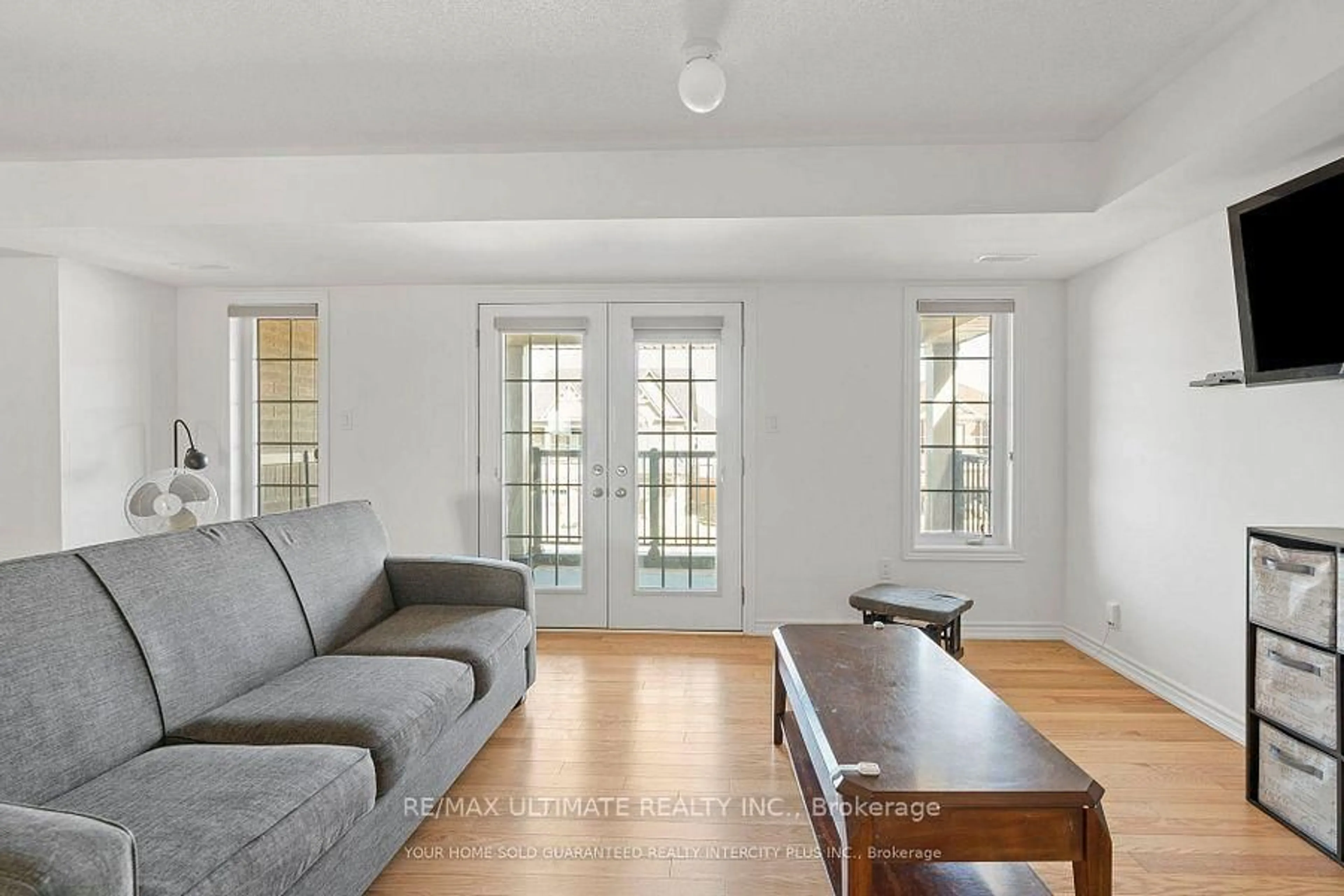 Living room with furniture, unknown for 15 Valleybrook Rd, Barrie Ontario L9J 1L4