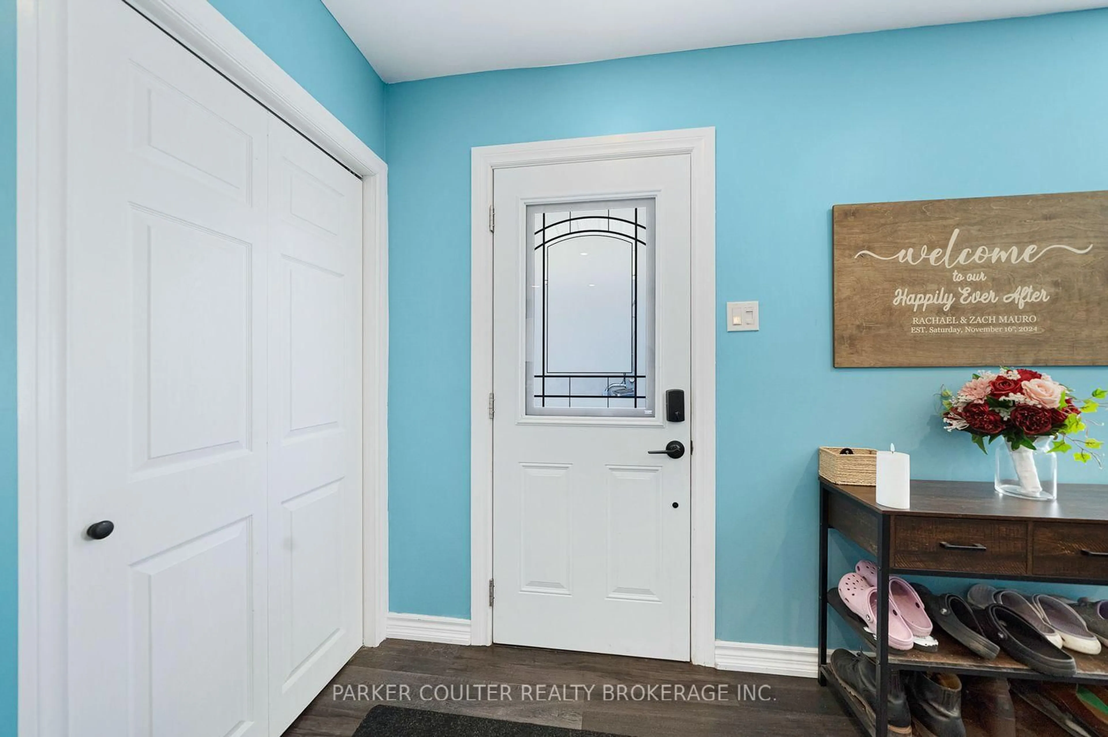 Indoor entryway for 315 Oxford St, Orillia Ontario L3V 1H8