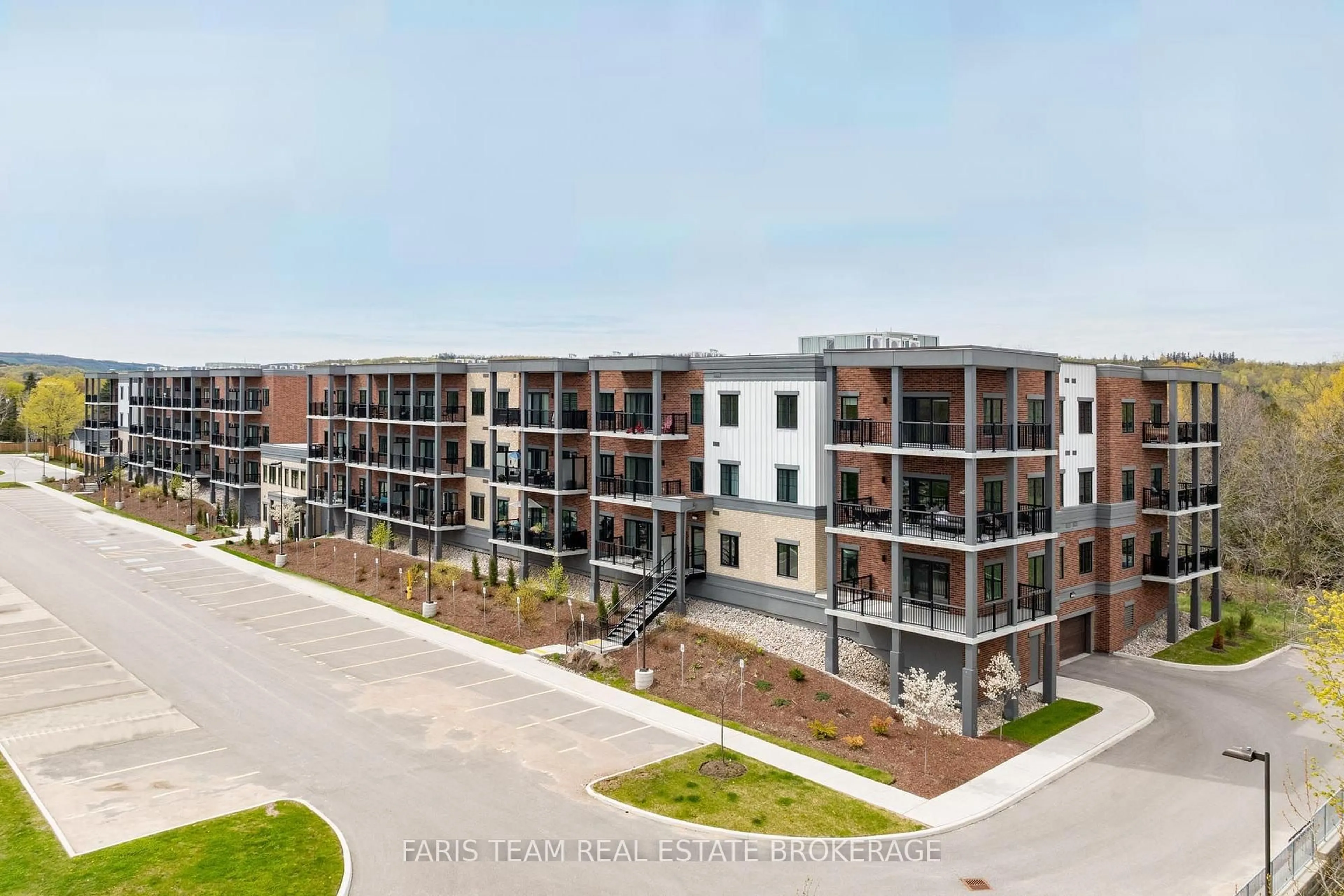 A pic from outside/outdoor area/front of a property/back of a property/a pic from drone, building for 121 Mary St #224, Clearview Ontario L0M 1G0