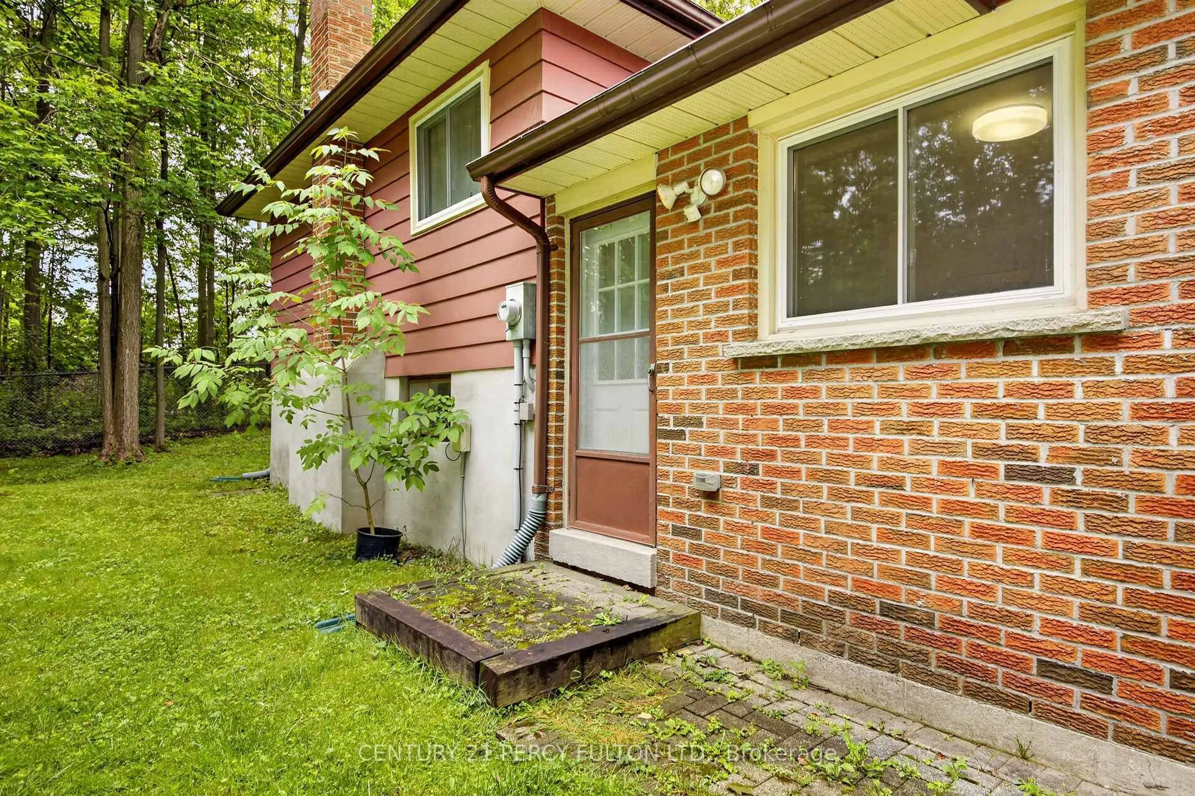 Home with brick exterior material, street for 11 Aldergrove Circ, Barrie Ontario L4M 4W6