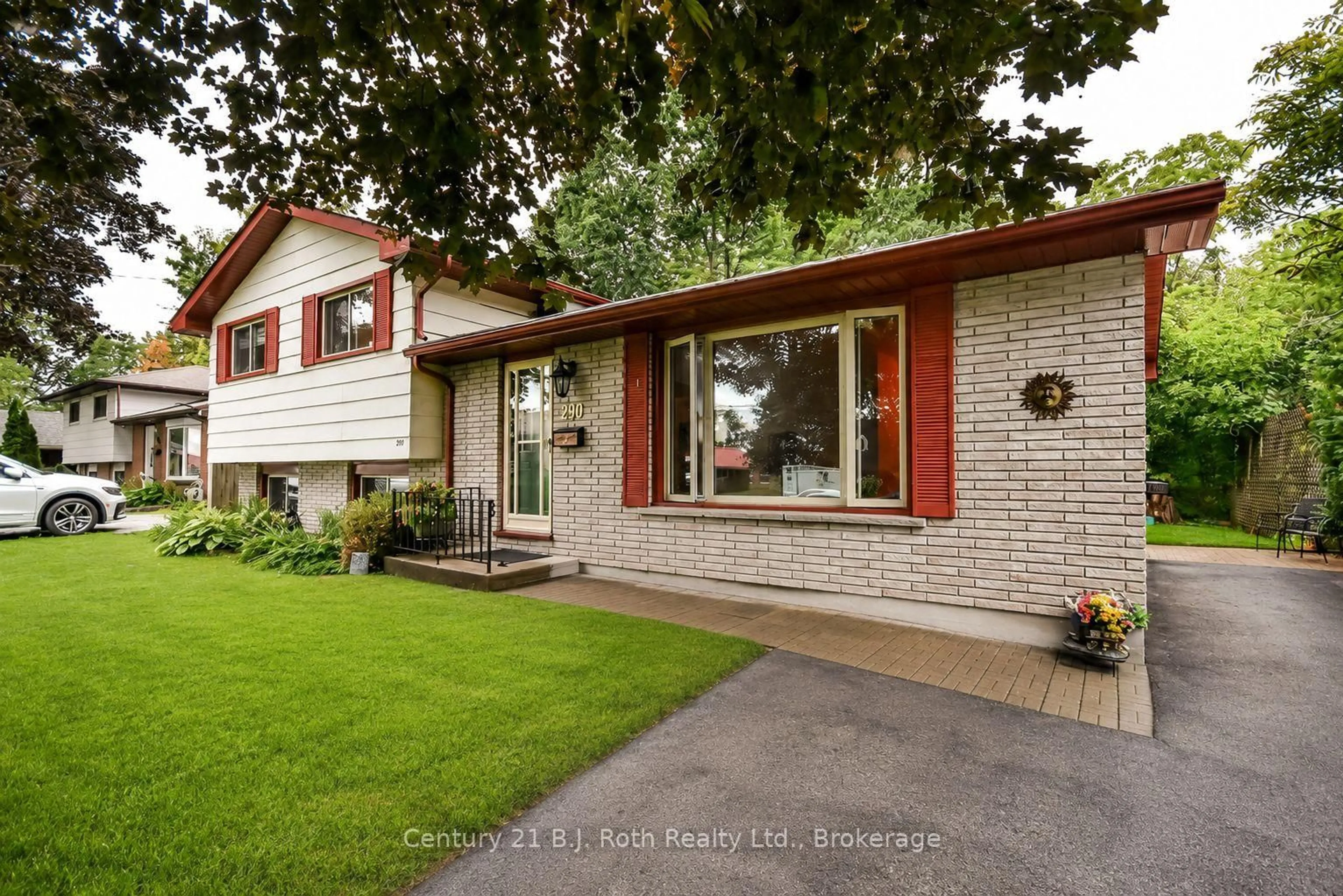 Home with brick exterior material, street for 299 Bay St, Orillia Ontario L3V 3X2