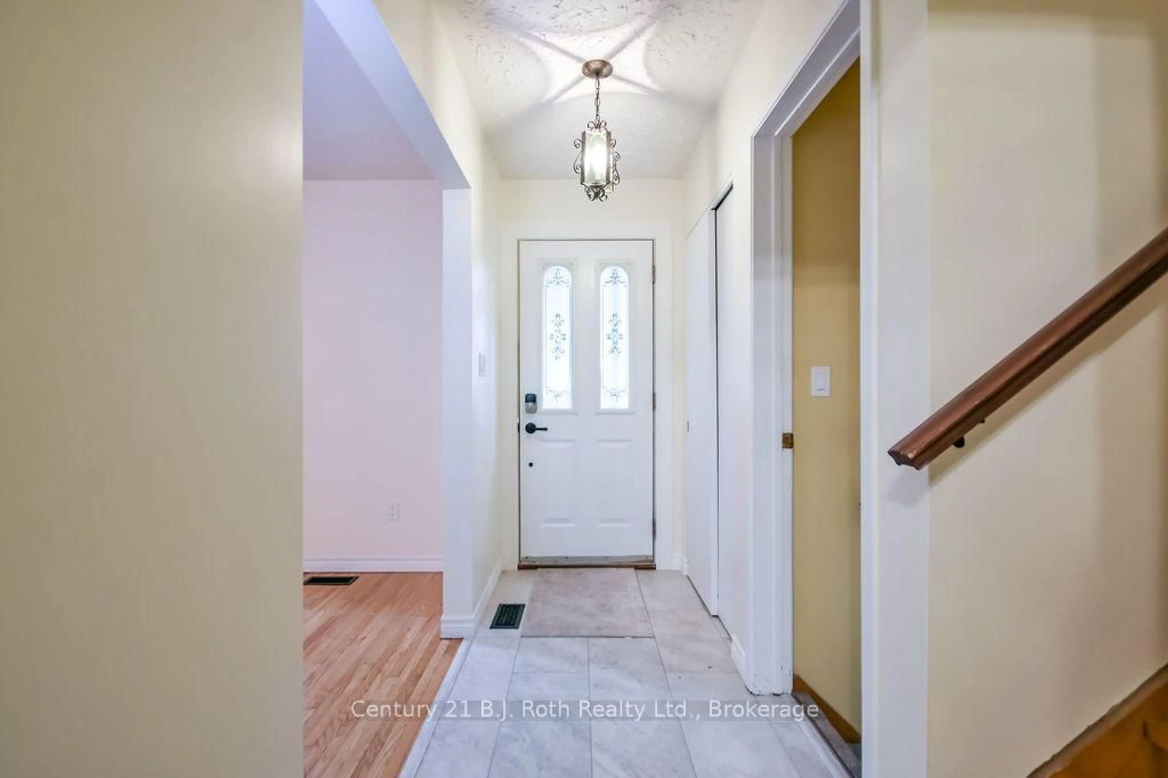Indoor entryway for 299 Bay St, Orillia Ontario L3V 3X2