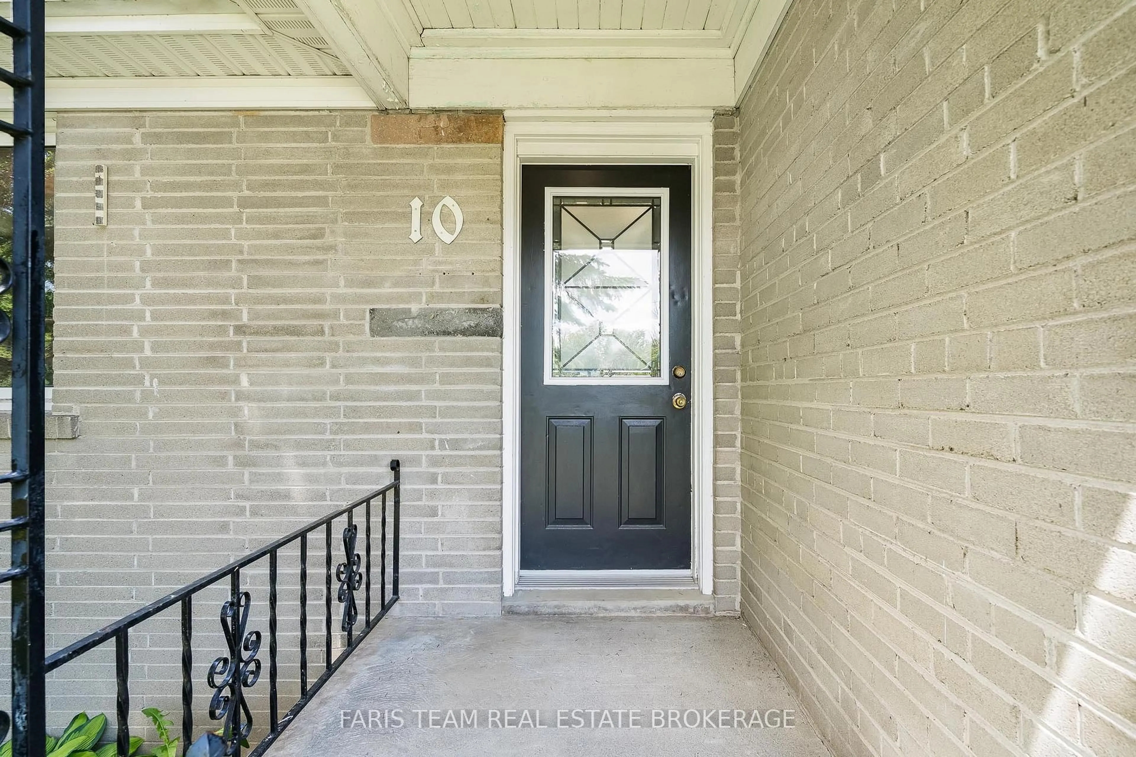 Indoor entryway for 10 Karen Cres, Orillia Ontario L3V 3H1